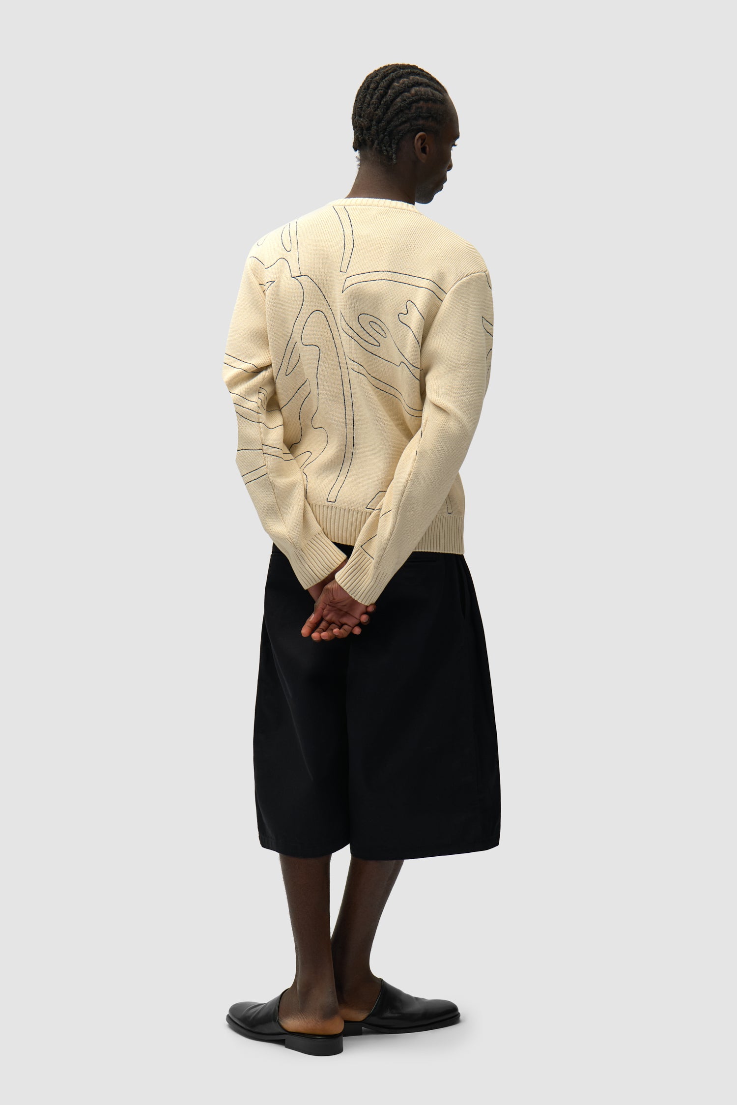 Tricot à logo circulaire intégral couleur crème porté par un mannequin, vue arrière intégrale