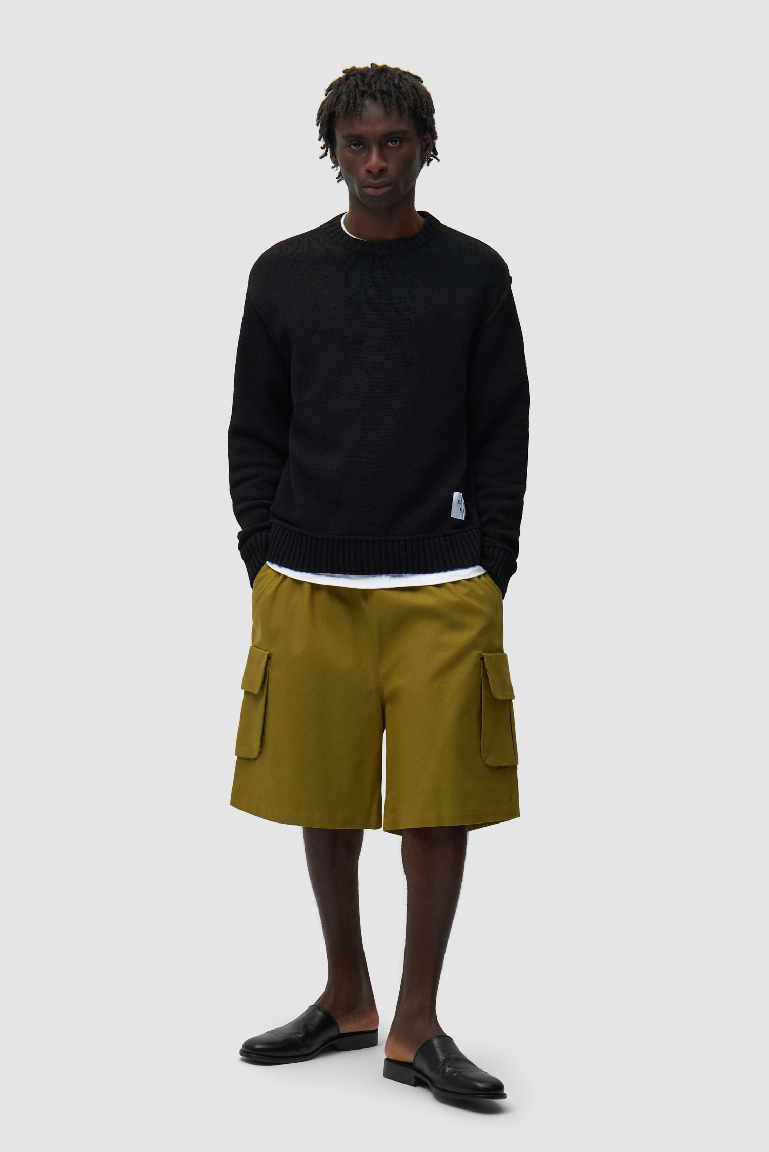 Étiquette réversible Tricot noir porté par un mannequin, vue de face en pied