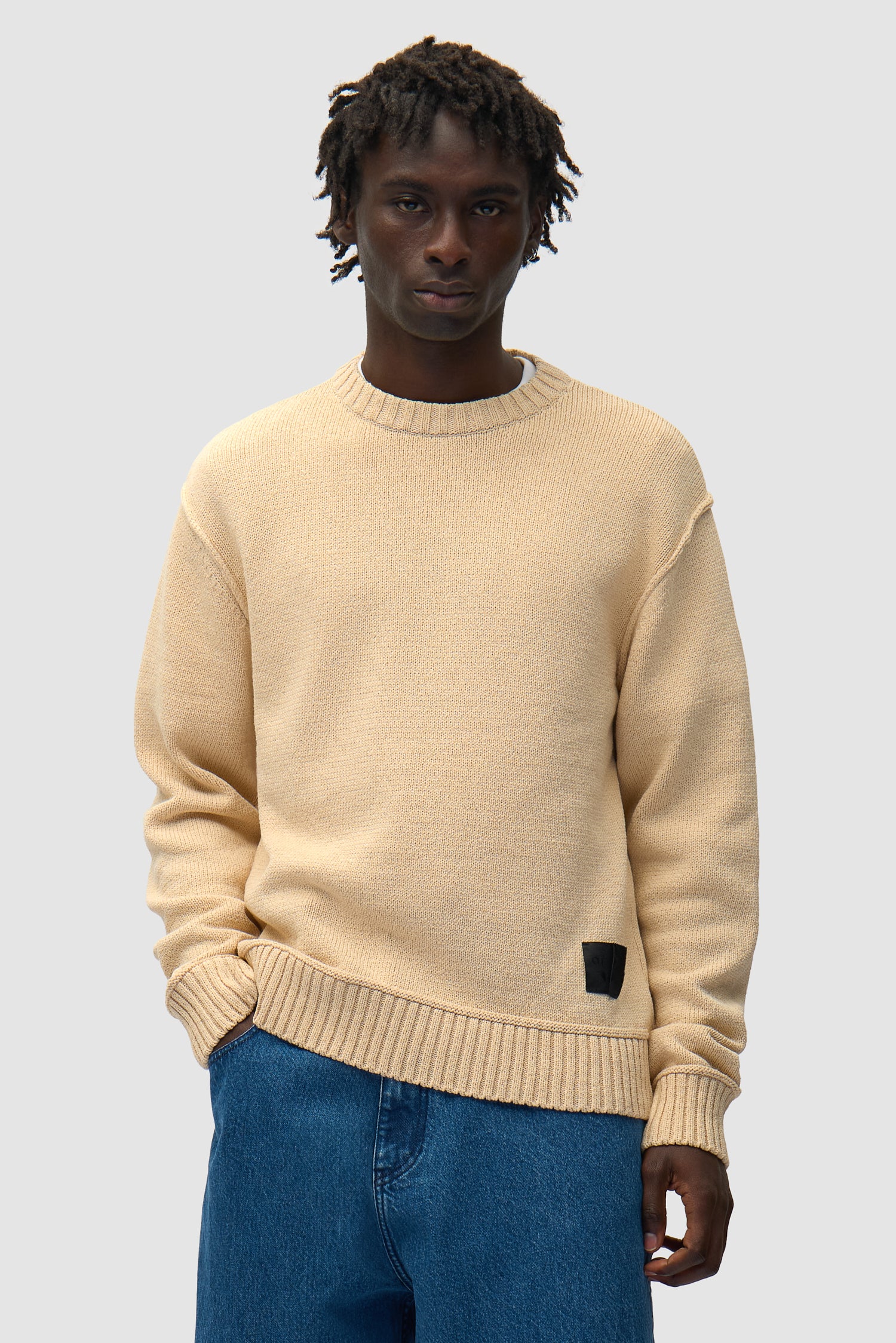 Étiquette réversible Tricot couleur crème porté par un mannequin, vue de face, demi-corps