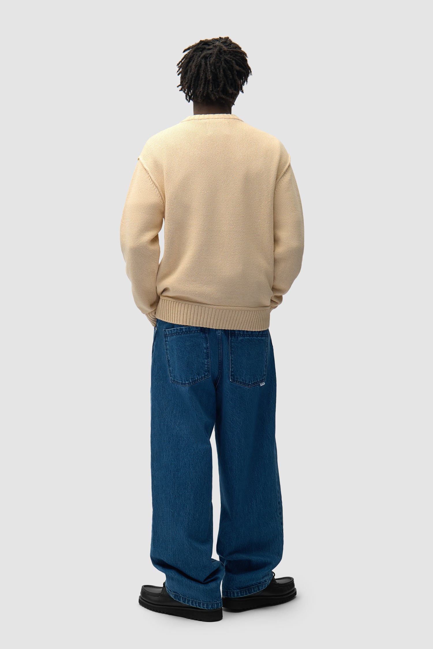 Étiquette réversible Tricot couleur crème porté par un mannequin, vue arrière intégrale