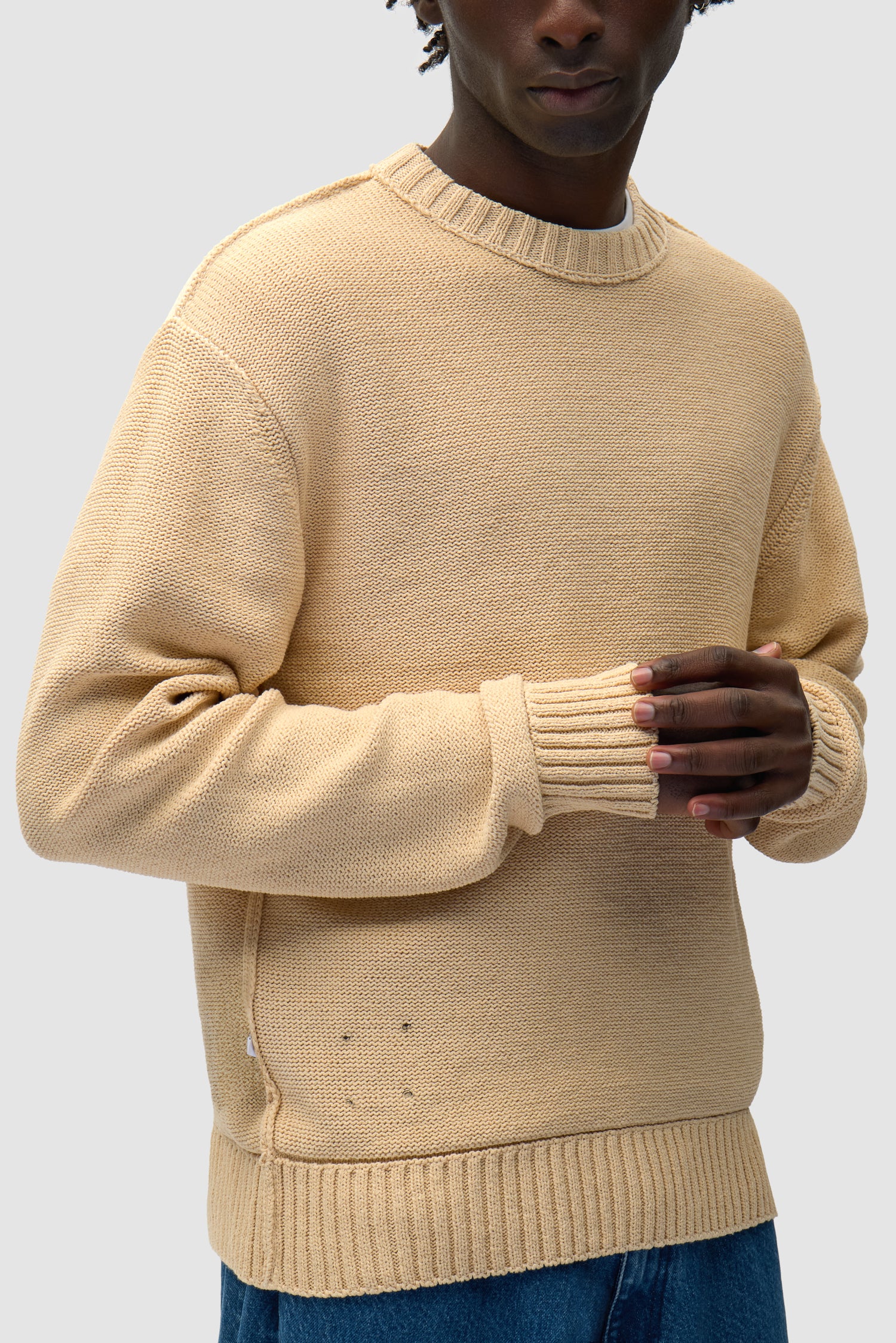 Étiquette réversible Tricot couleur crème porté par un mannequin, vue détaillée du demi-corps