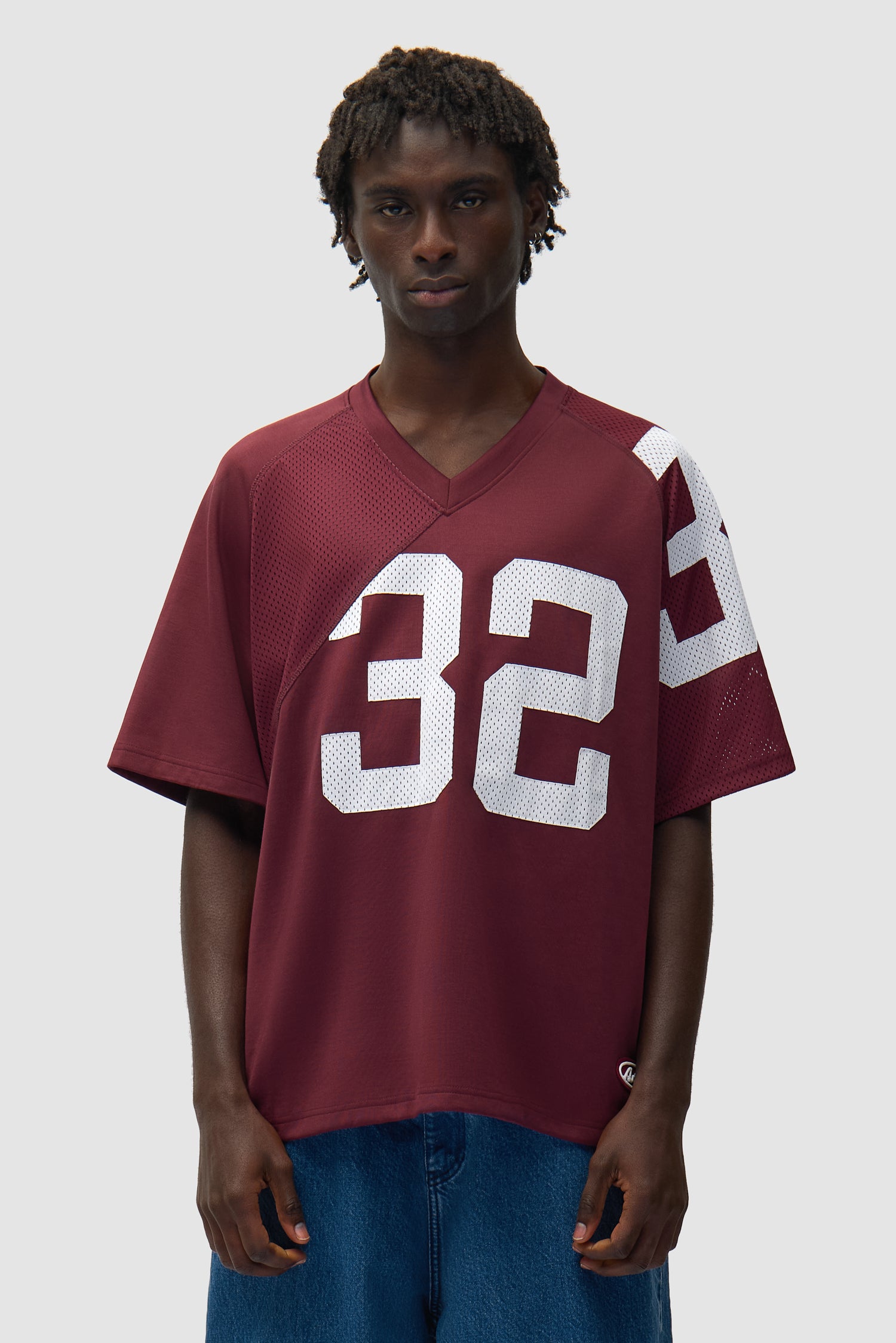 32 Jersey blanc/bordeaux porté par un mannequin, vue de face à mi-corps