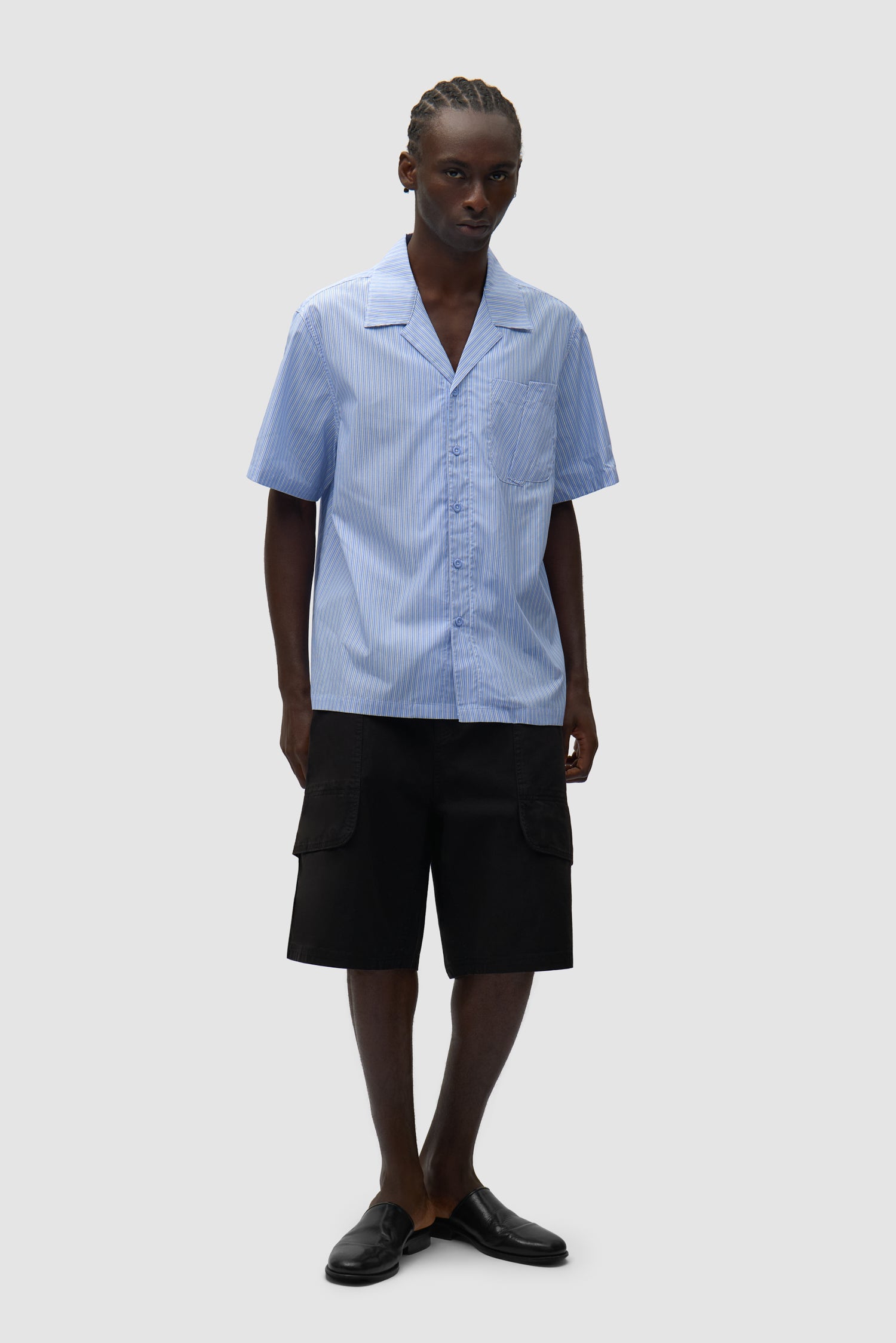 Chemise à poches plissées à rayures portée par un mannequin, vue de face en pied