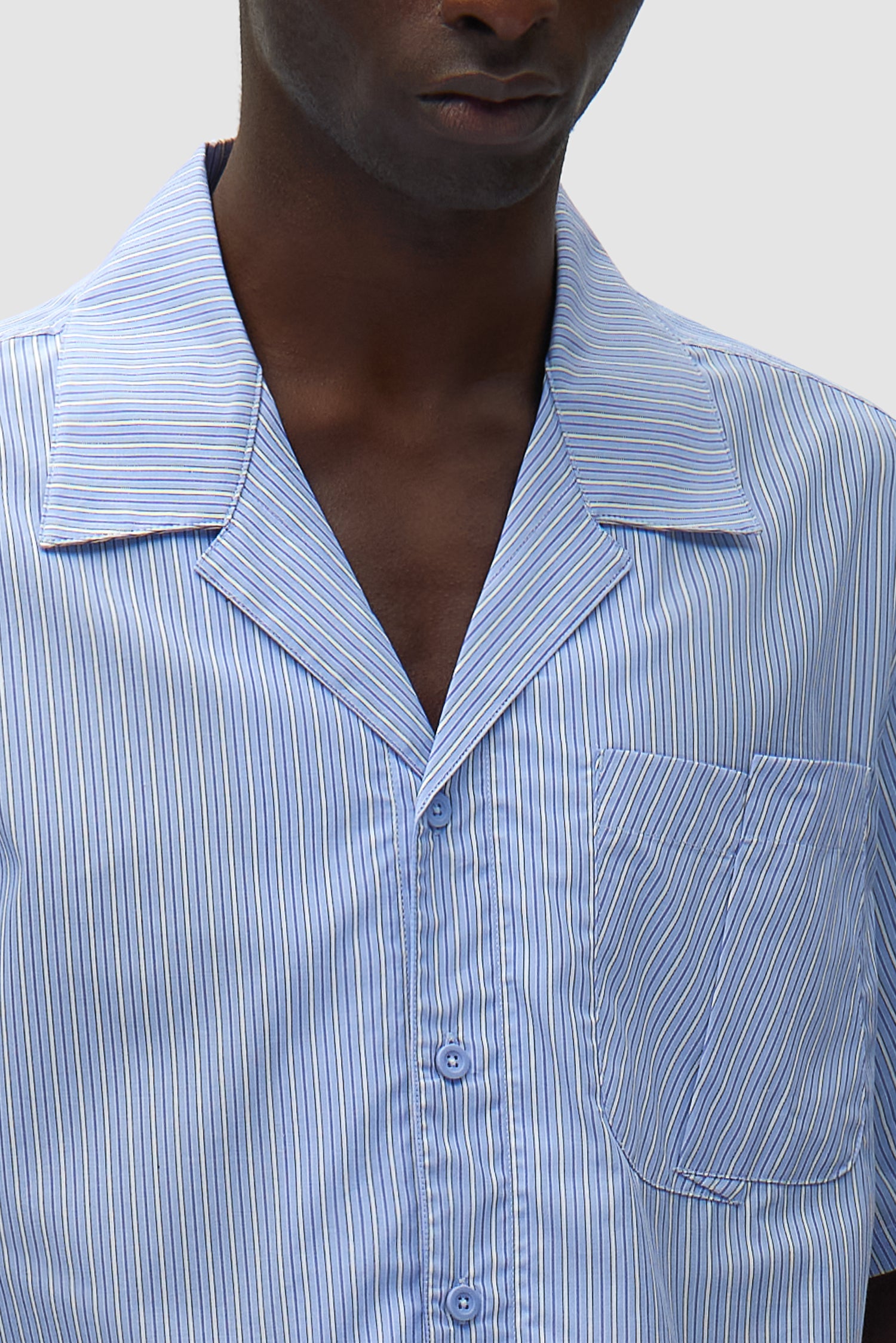 Vue détaillée de la chemise à poche pliée à rayures, avec logo