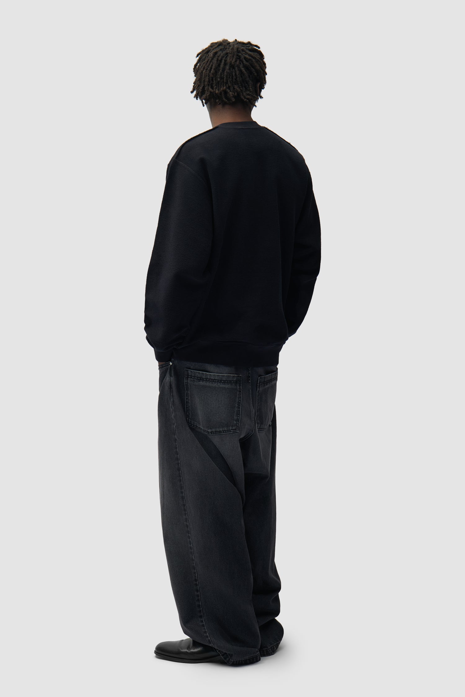 Étiquette réversible Sweat à col rond noir porté par un mannequin, vue arrière intégrale