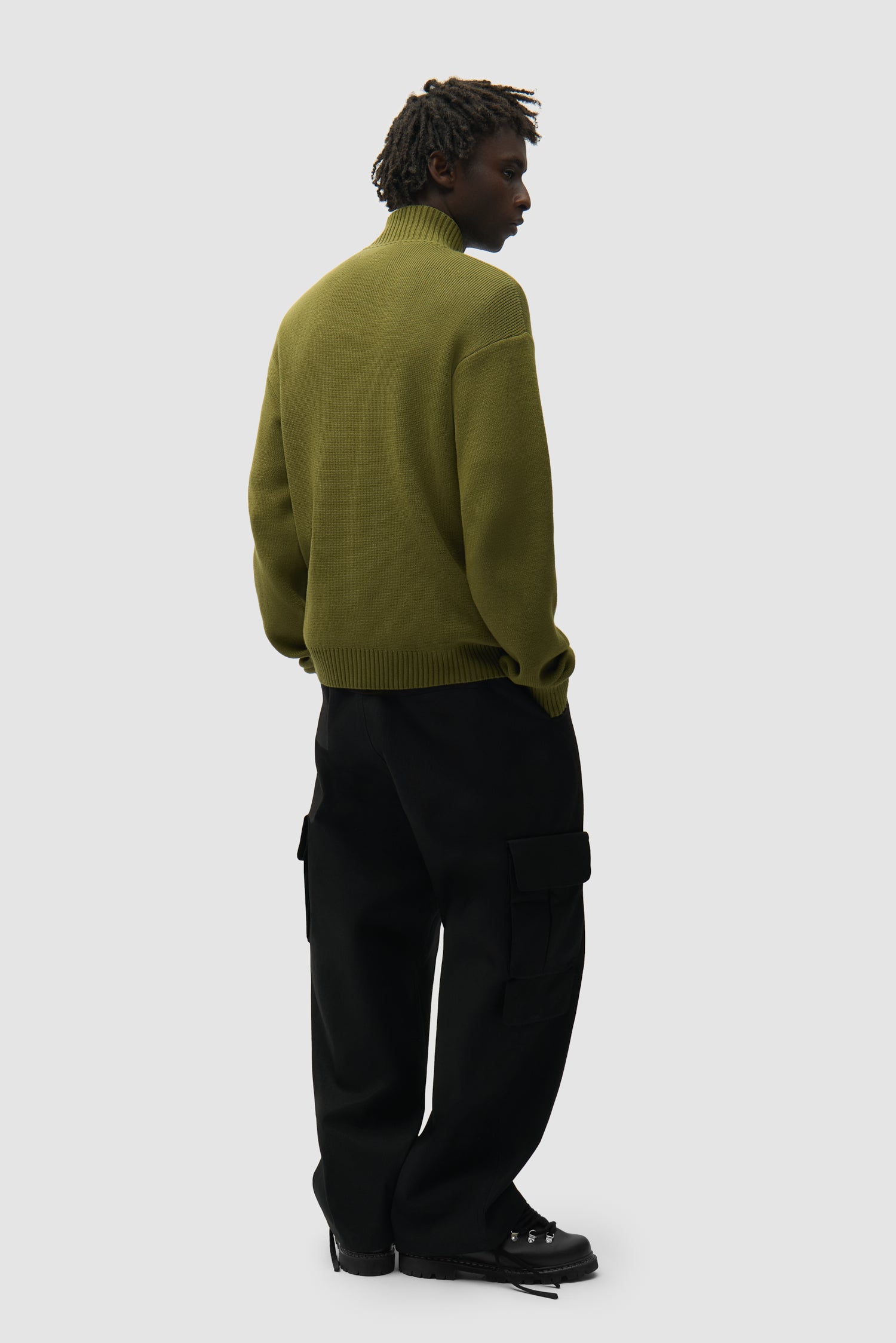 Cardigan à col Diels vert porté par un mannequin, vue arrière intégrale