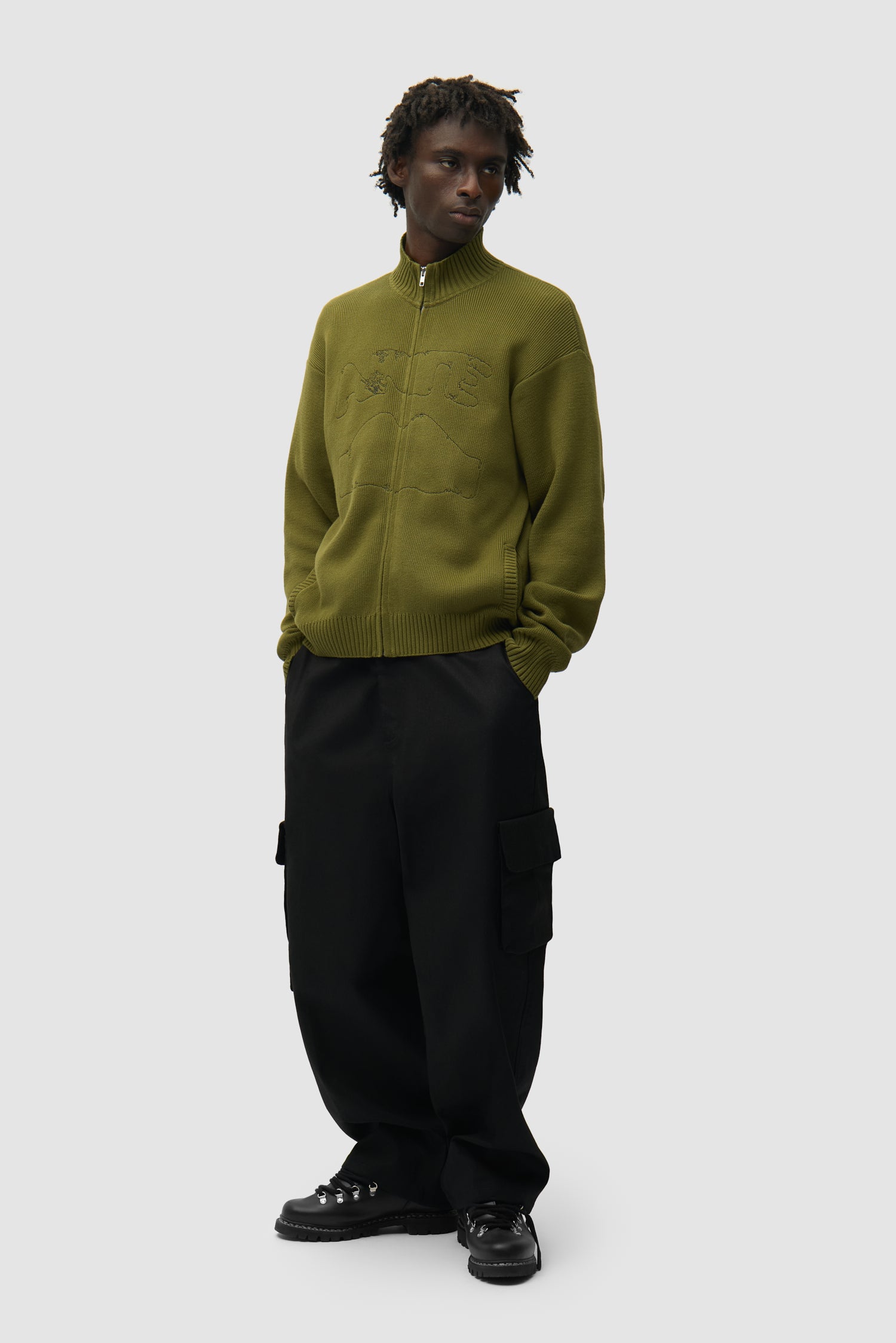 Cardigan à col Diels vert porté par un mannequin, vue de face en pied