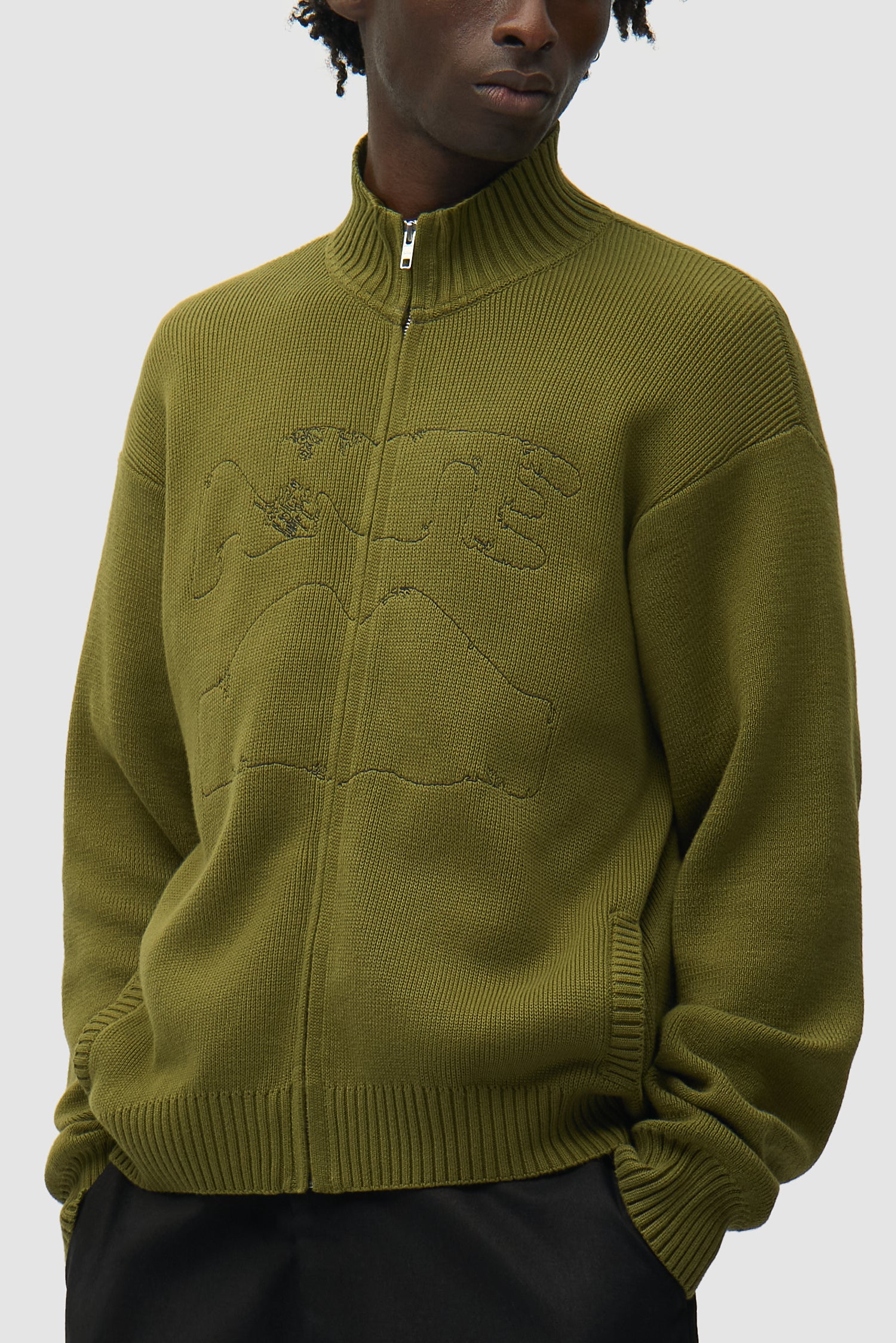 Cardigan à col Diels vert porté par un mannequin, vue détaillée du haut du corps