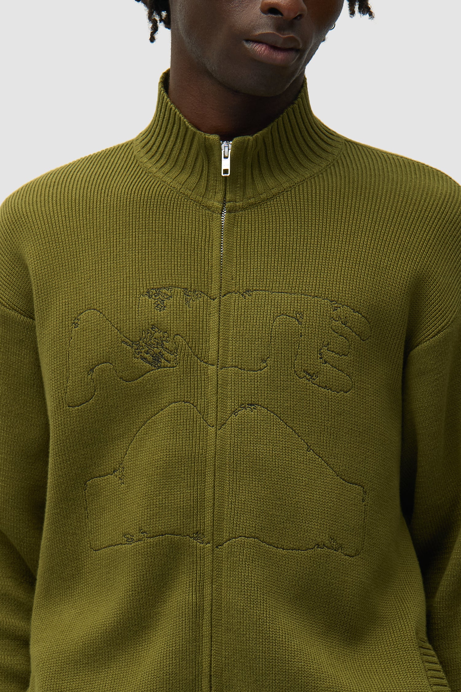 Vue détaillée du cardigan à col Diels vert, avec logo sur le devant