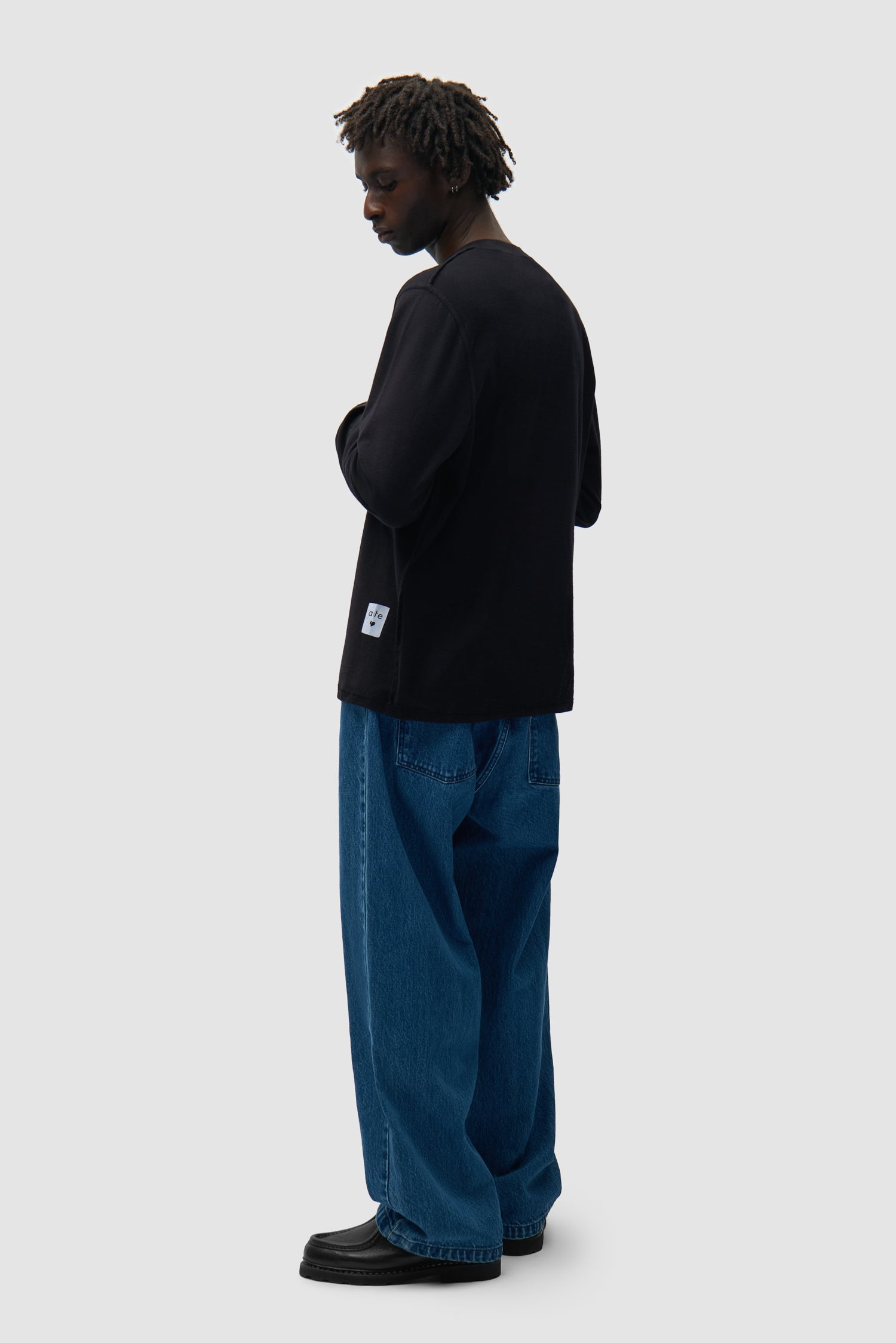 T-shirt à manches longues réversible noir porté par un mannequin, vue arrière intégrale