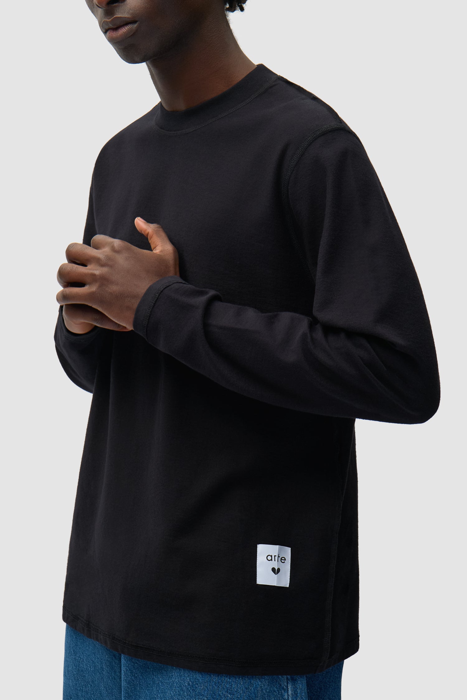 T-shirt à manches longues réversible noir porté par un mannequin, vue détaillée du demi-corps