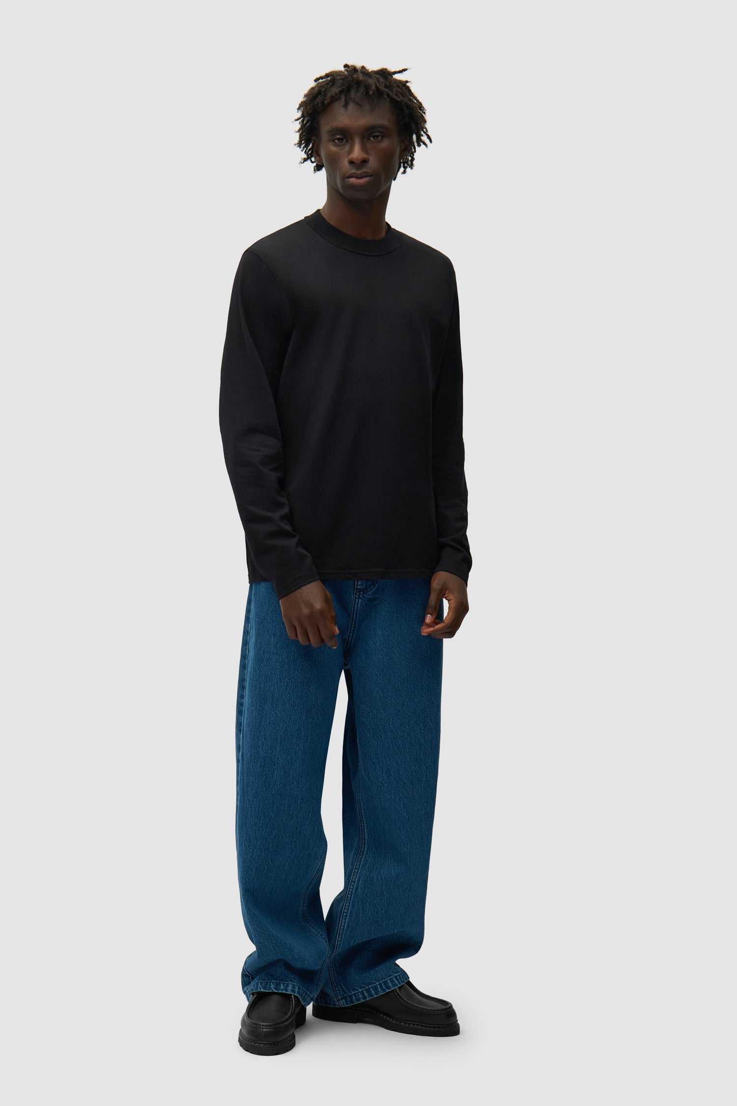 T-shirt à manches longues réversible noir porté à l'envers par un mannequin, vue de face en pied