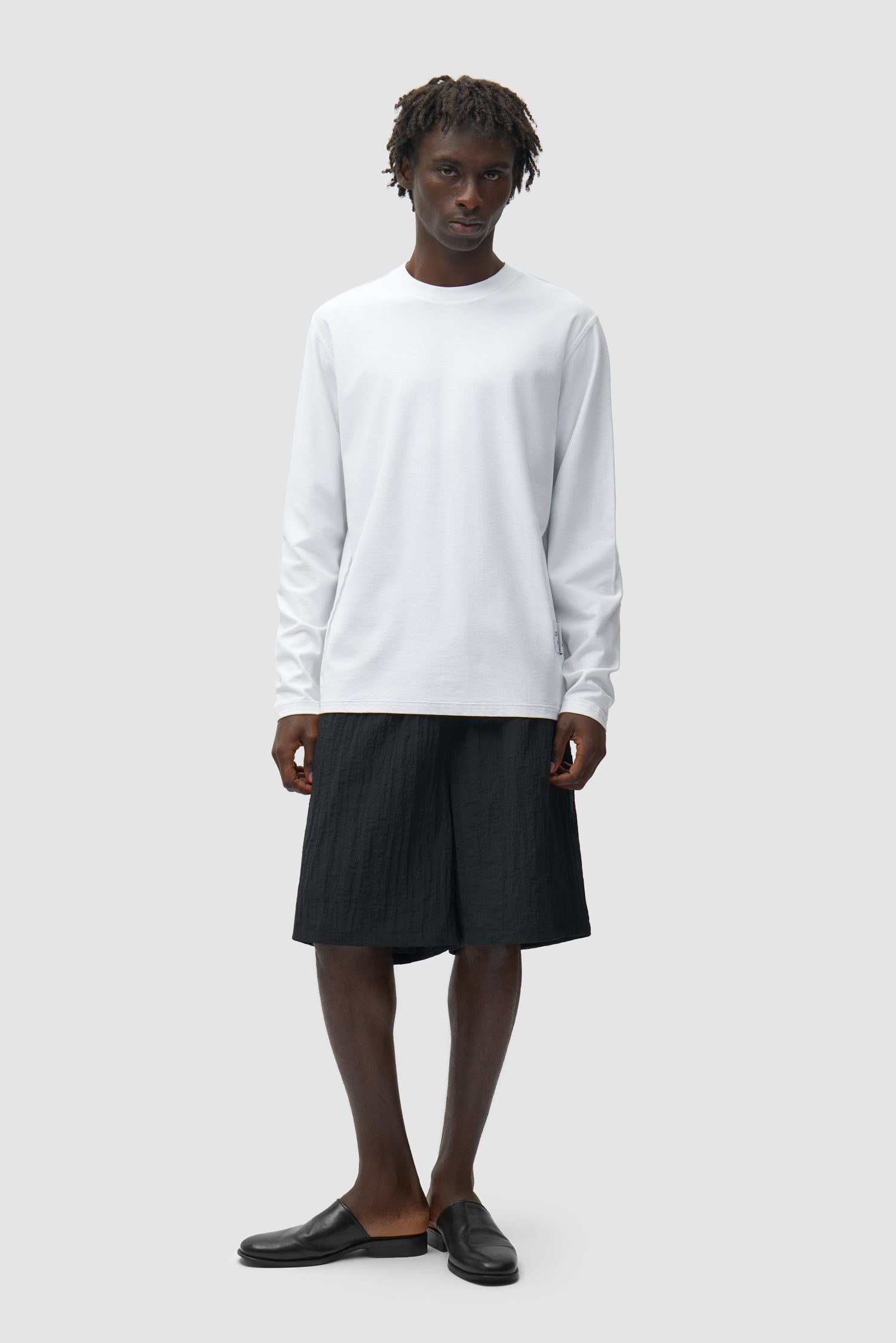 T-shirt à manches longues réversible blanc porté par un mannequin, vue de face en pied