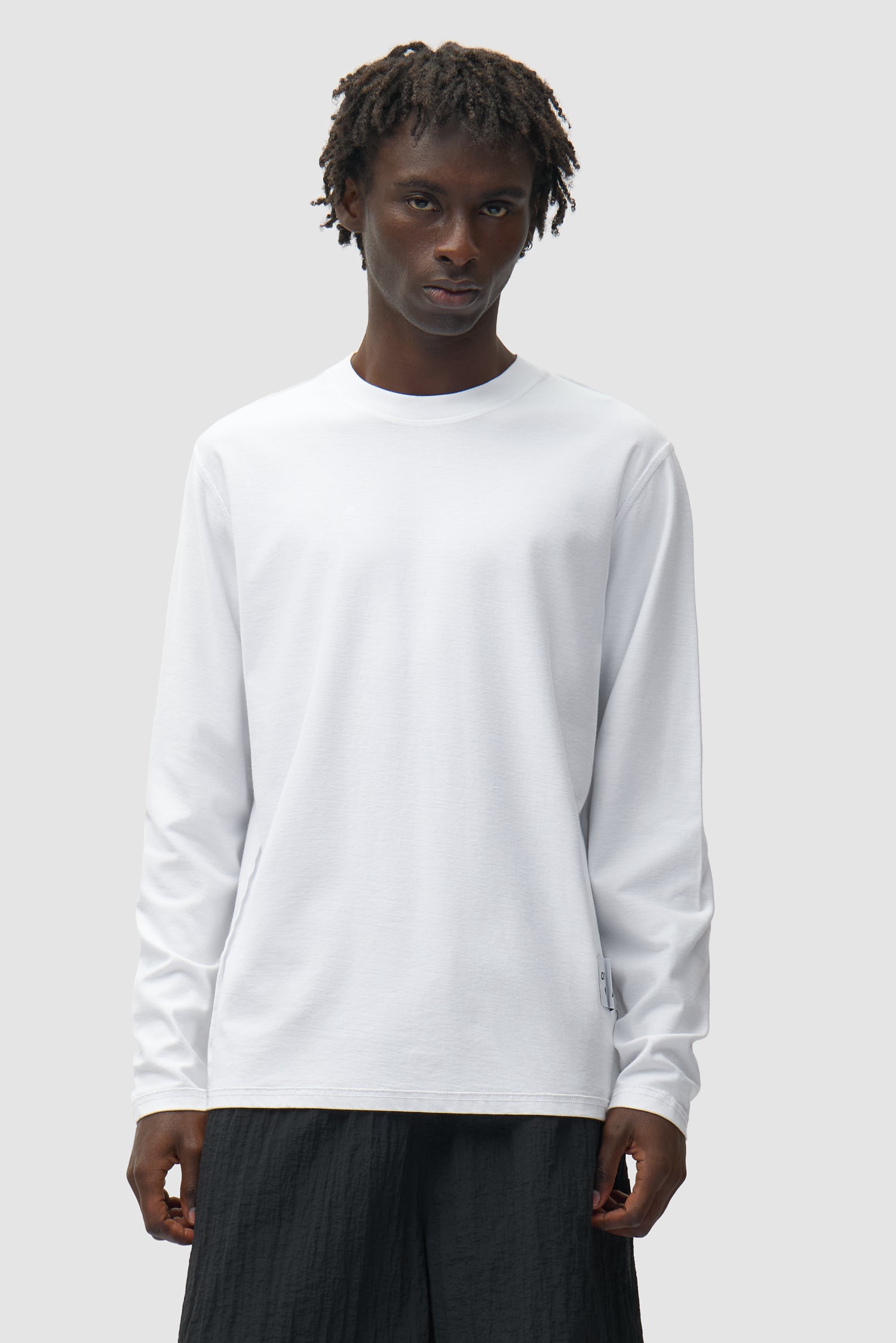 T-shirt à manches longues réversible blanc porté par un mannequin, vue de face en demi-corps