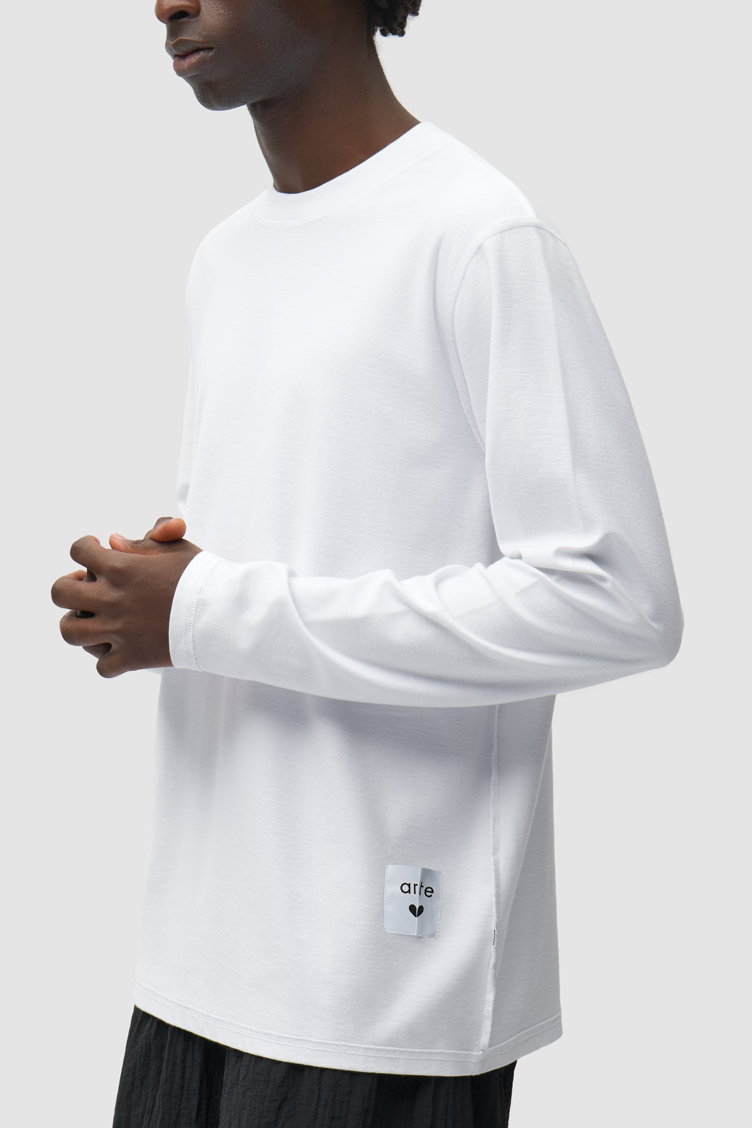 T-shirt à manches longues réversible blanc porté par un mannequin, vue détaillée du demi-corps