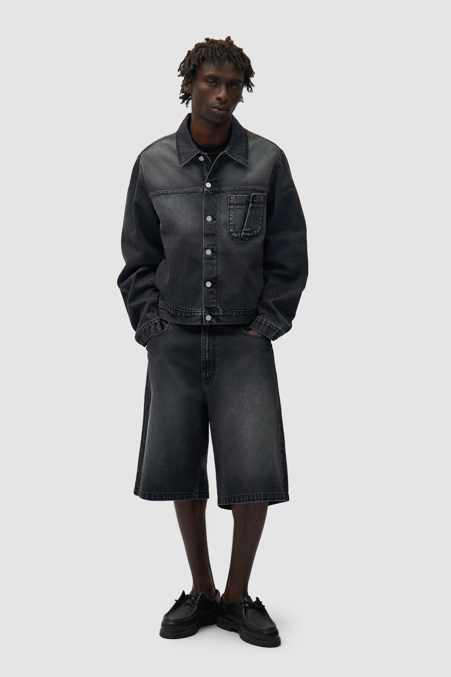 Short en denim à poche ronde, couleur noir délavé, porté par un mannequin, vue arrière intégrale