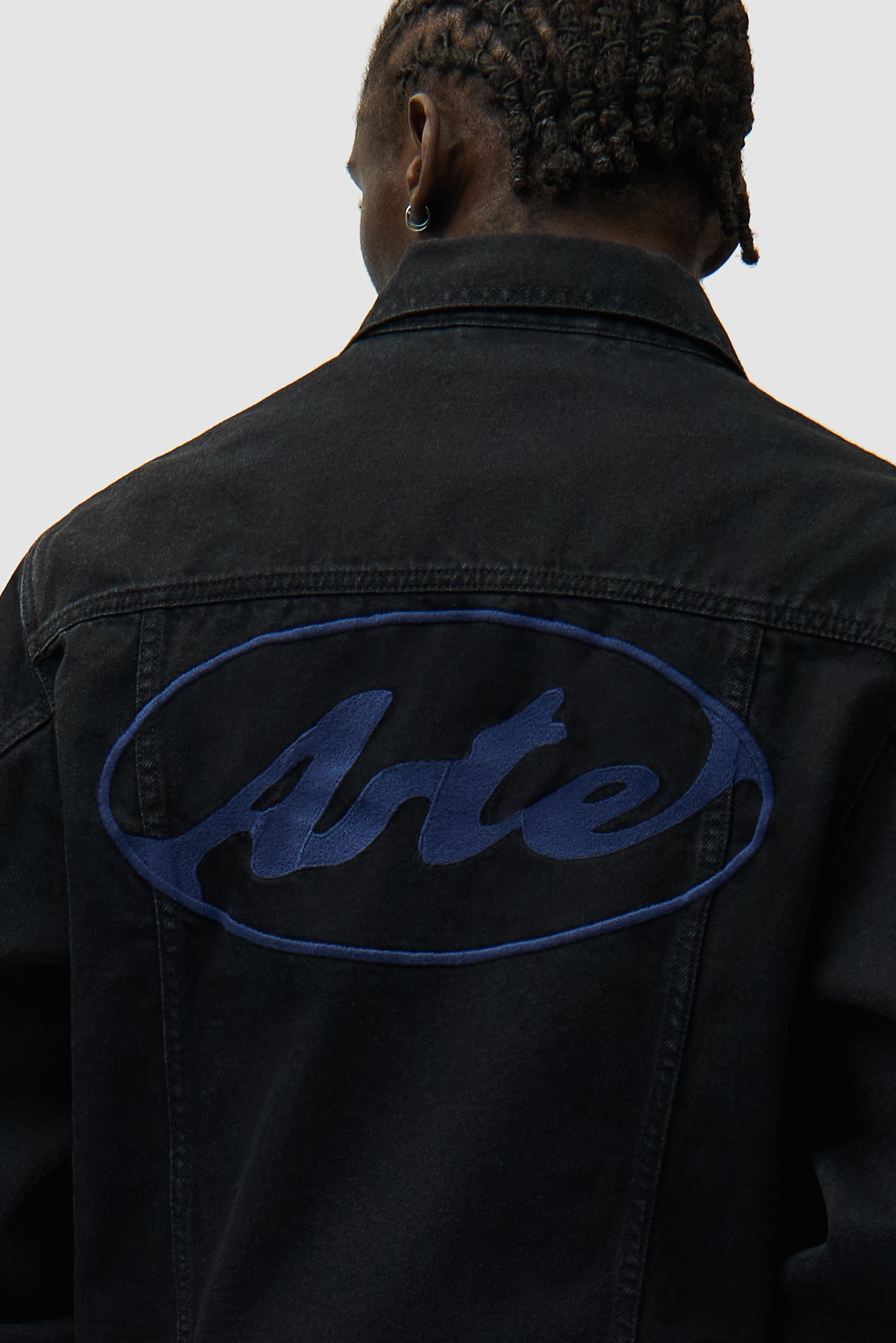 Vue détaillée de la veste en jean Circle Logo en noir, montrant le logo au dos