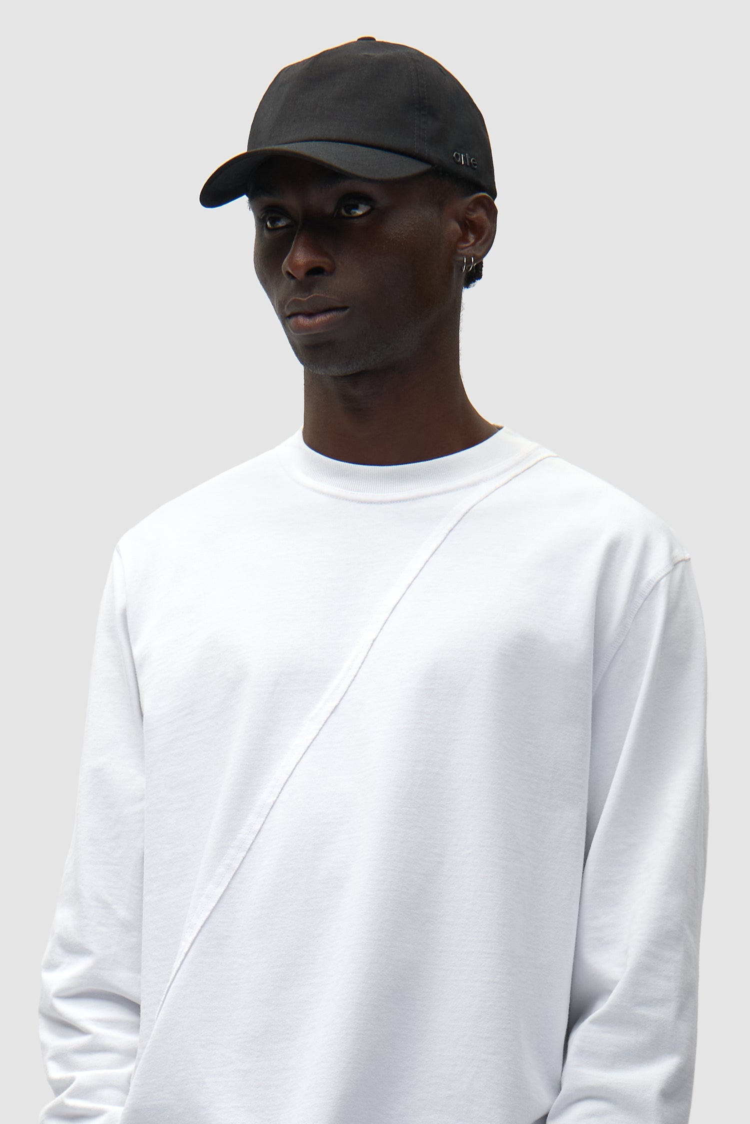 Casquette en lin noir portée par un mannequin, vue de demi-corps