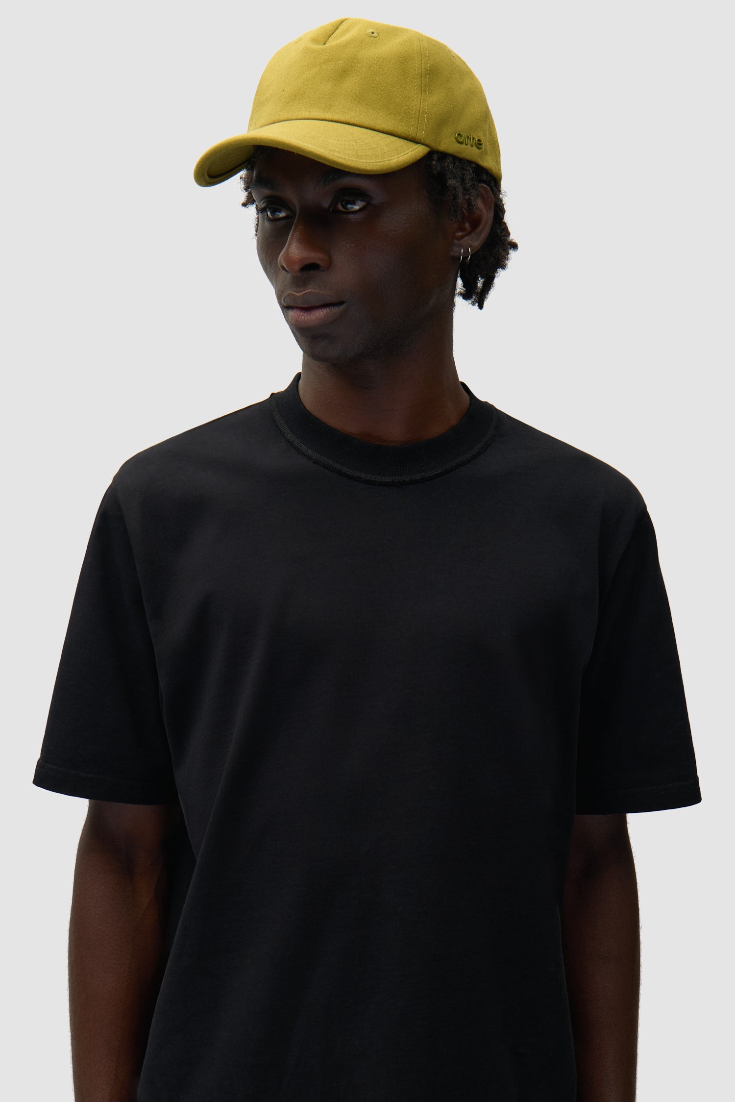 Casquette en lin verte portée par un mannequin, vue de demi-corps