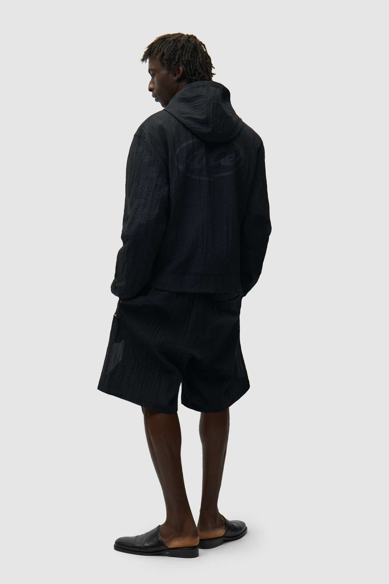 Veste en maille noire portée par un mannequin, vue arrière intégrale