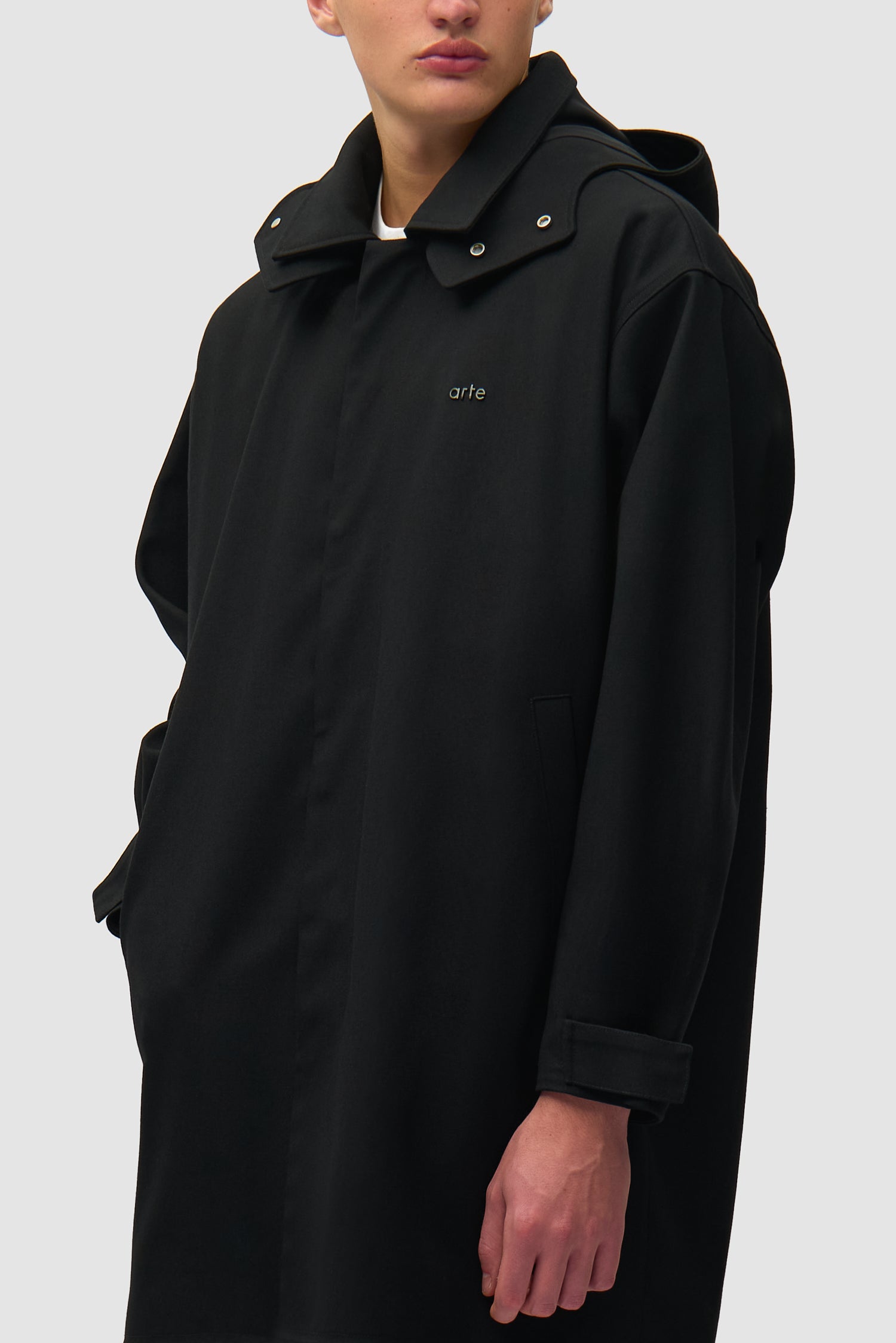 Vue détaillée du manteau en lin noir, avec logo