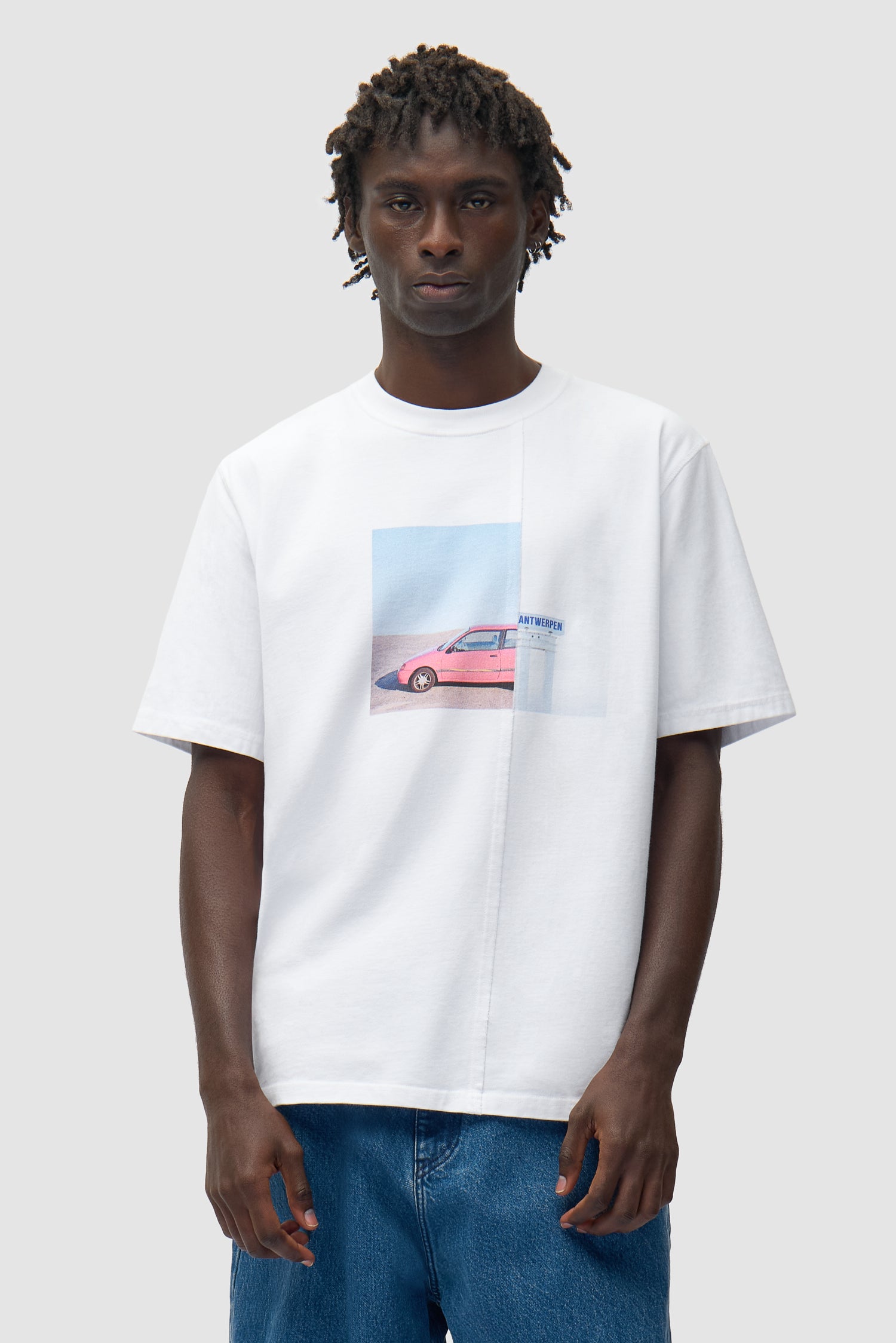 T-shirt photo blanc porté par un mannequin, vue de face à mi-corps