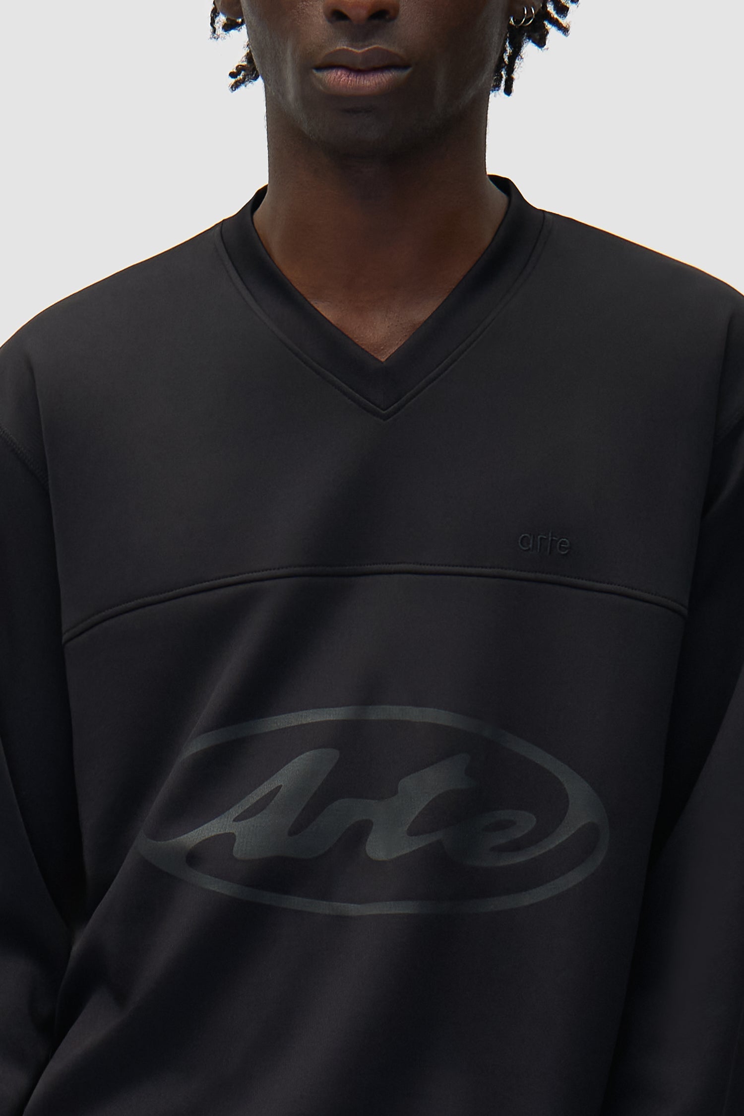 Vue détaillée du t-shirt à manches longues Circle Logo en noir, avec logo