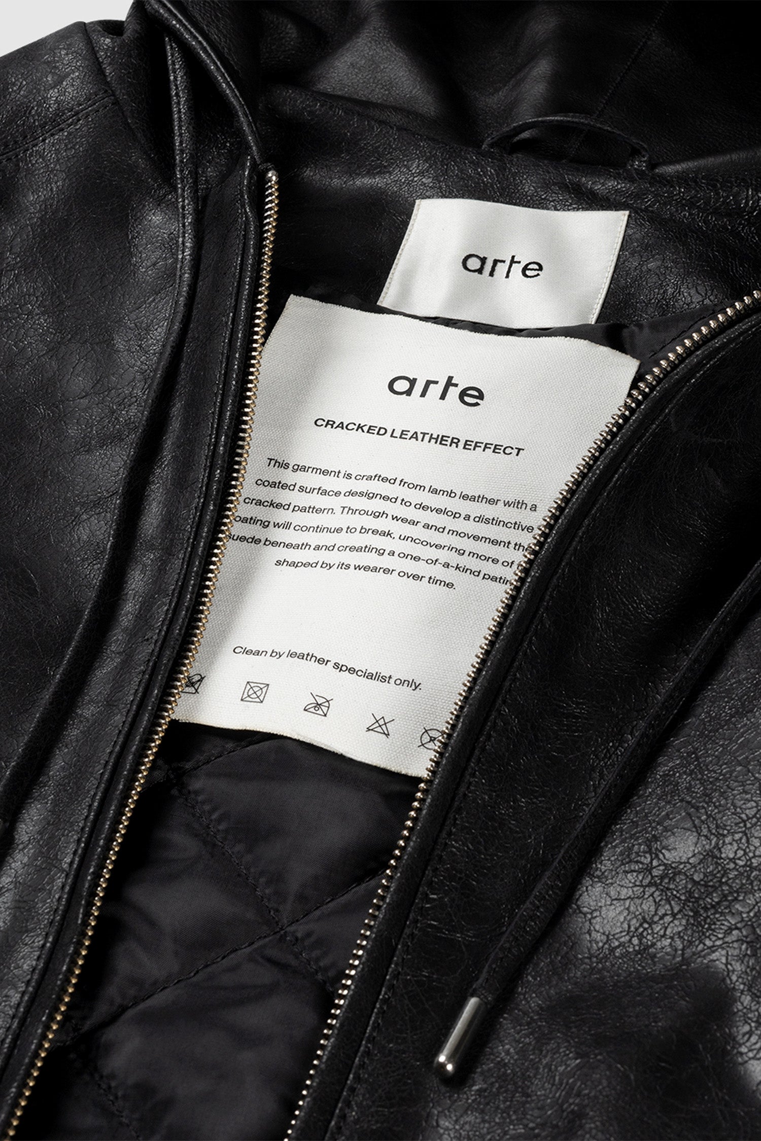 Vue détaillée de la veste en cuir craquelé noir, montrant la doublure intérieure