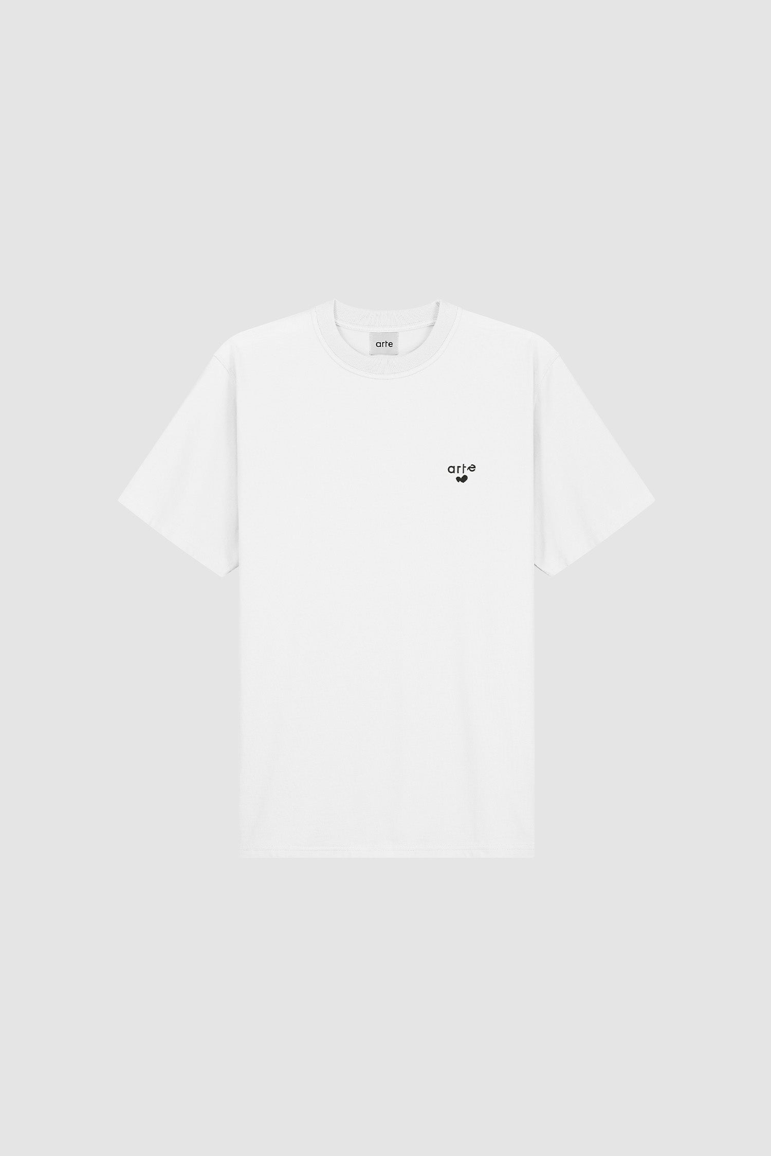 T-shirt blanc avec logo en forme de cœur, vue de face