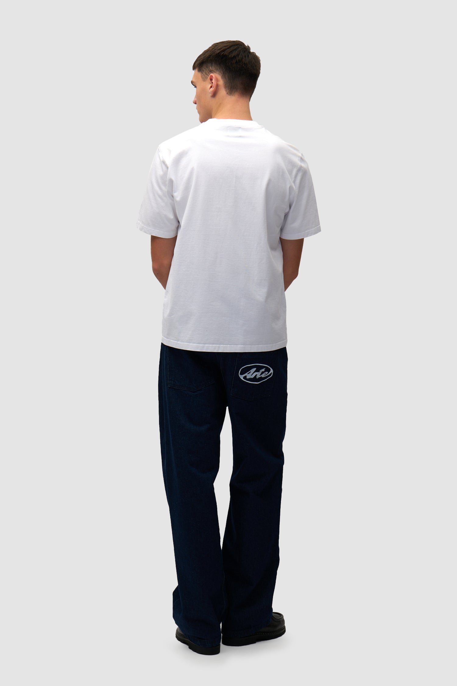 T-shirt blanc avec logo en forme de cœur porté par un mannequin, vue arrière intégrale