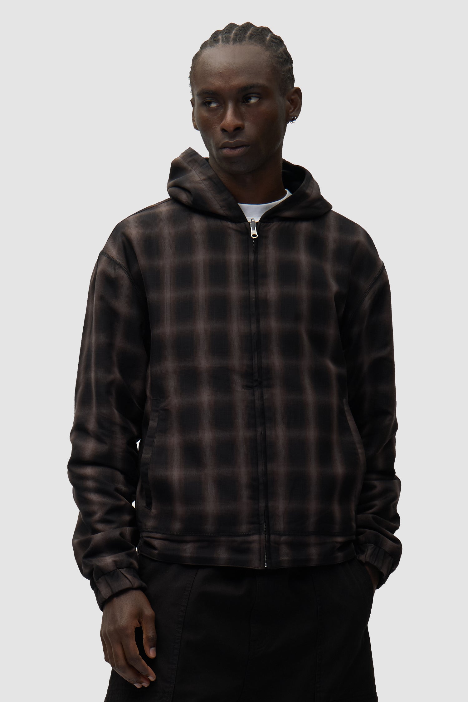 Veste réversible en polaire noire portée par un mannequin, vue de profil à mi-corps