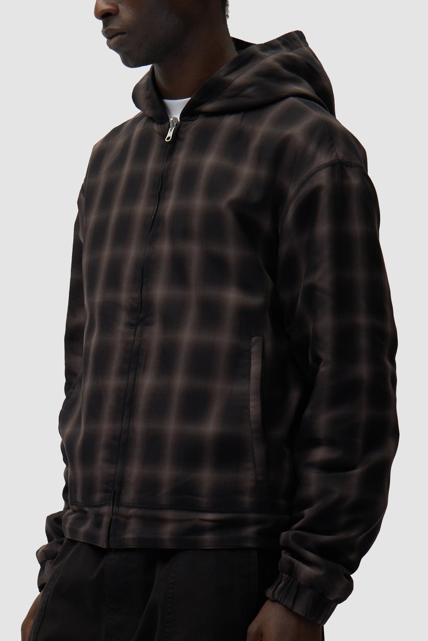 Veste polaire réversible noire portée par un mannequin, vue de profil en pied