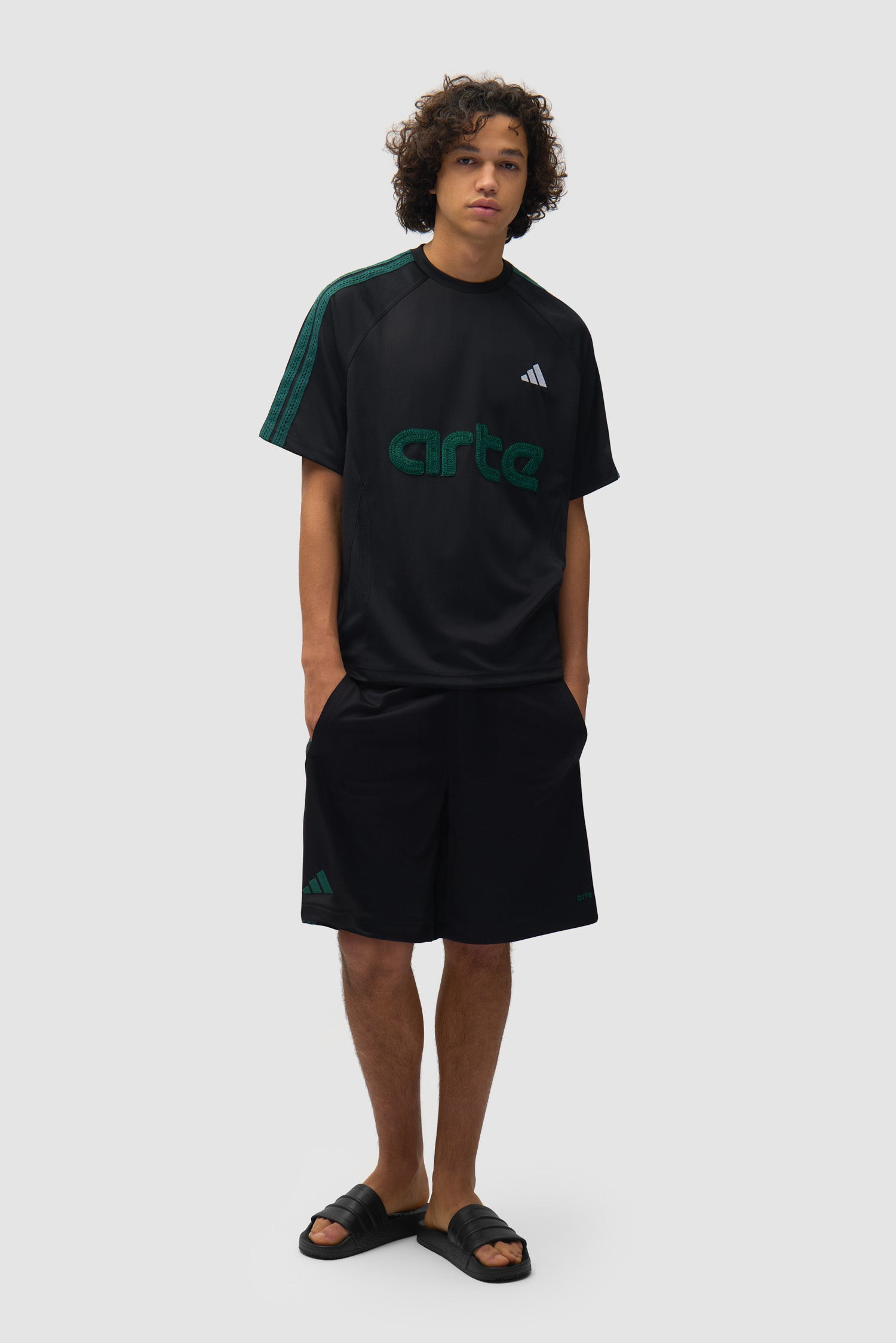 Arte pour adidas Maillot noir porté par un mannequin, vue de face en pied