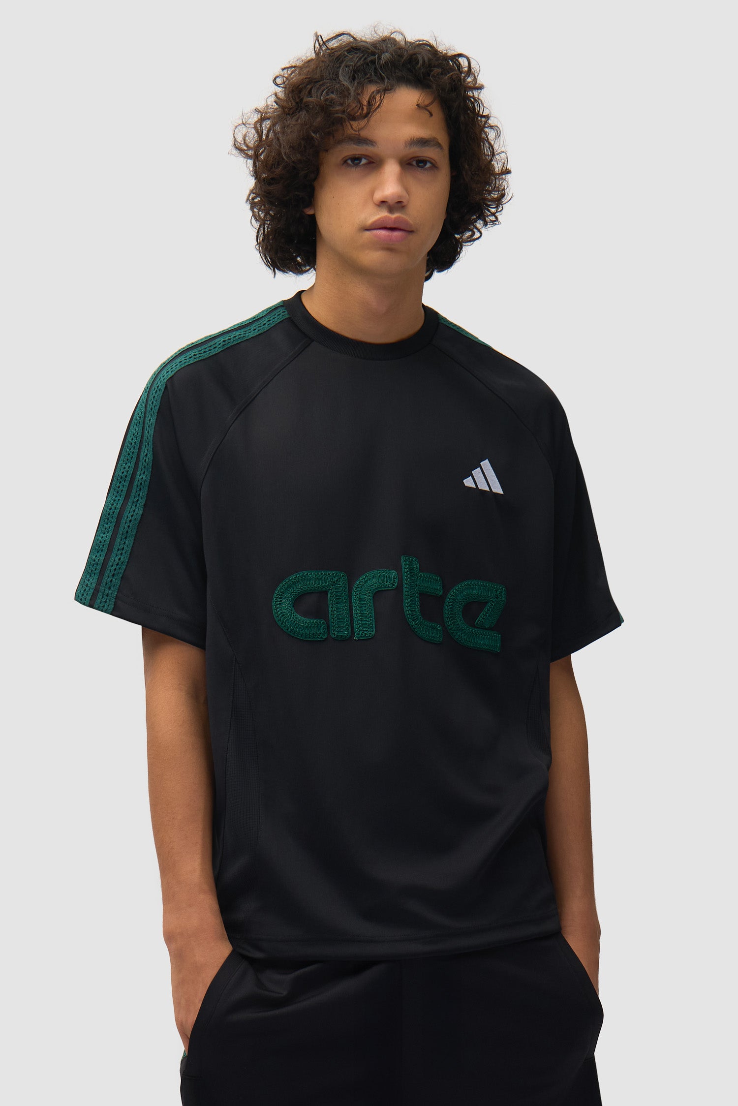 Arte pour adidas Maillot noir porté par un mannequin, vue de face en demi-corps