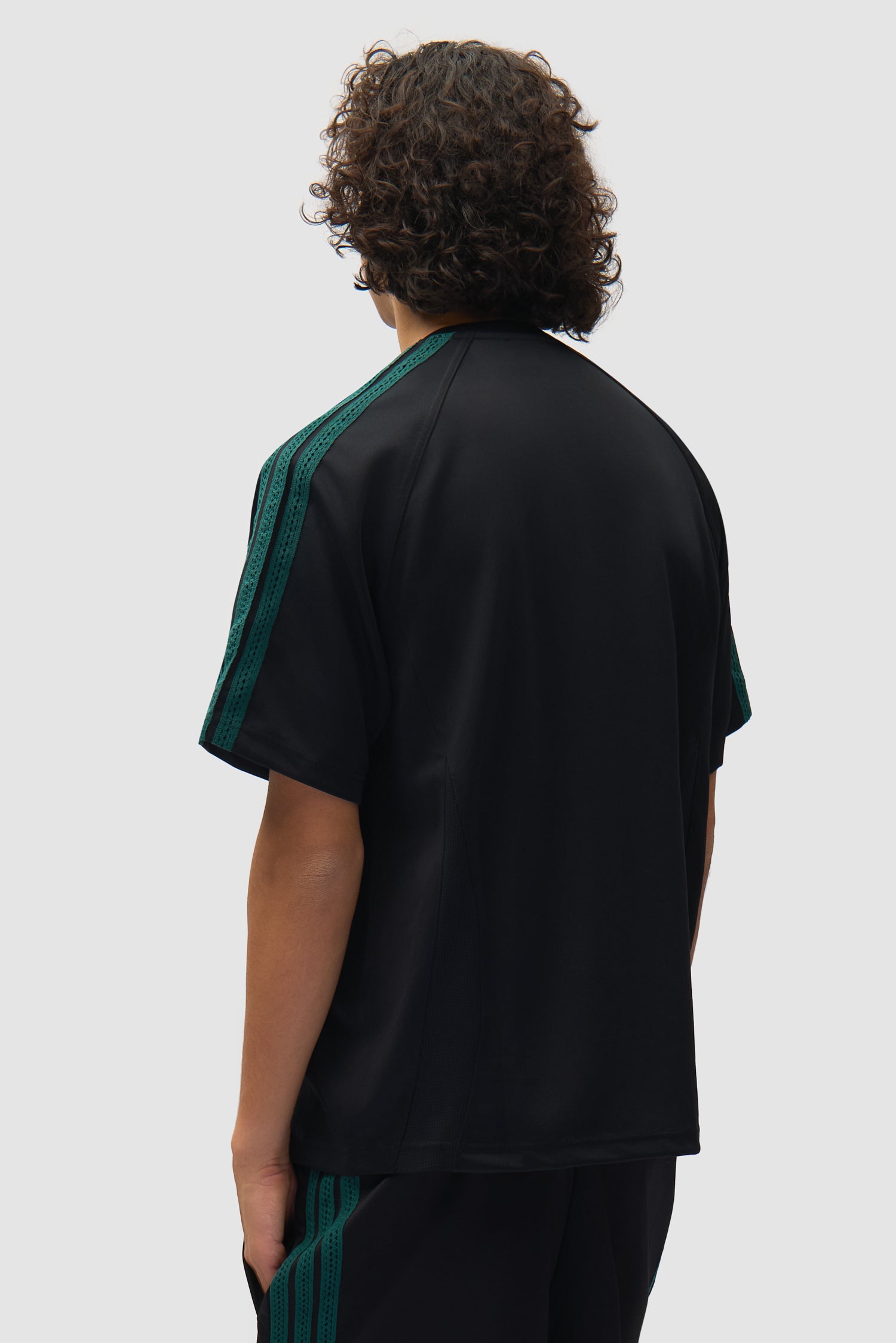 Arte pour adidas Maillot noir porté par un mannequin, vue de dos à mi-corps