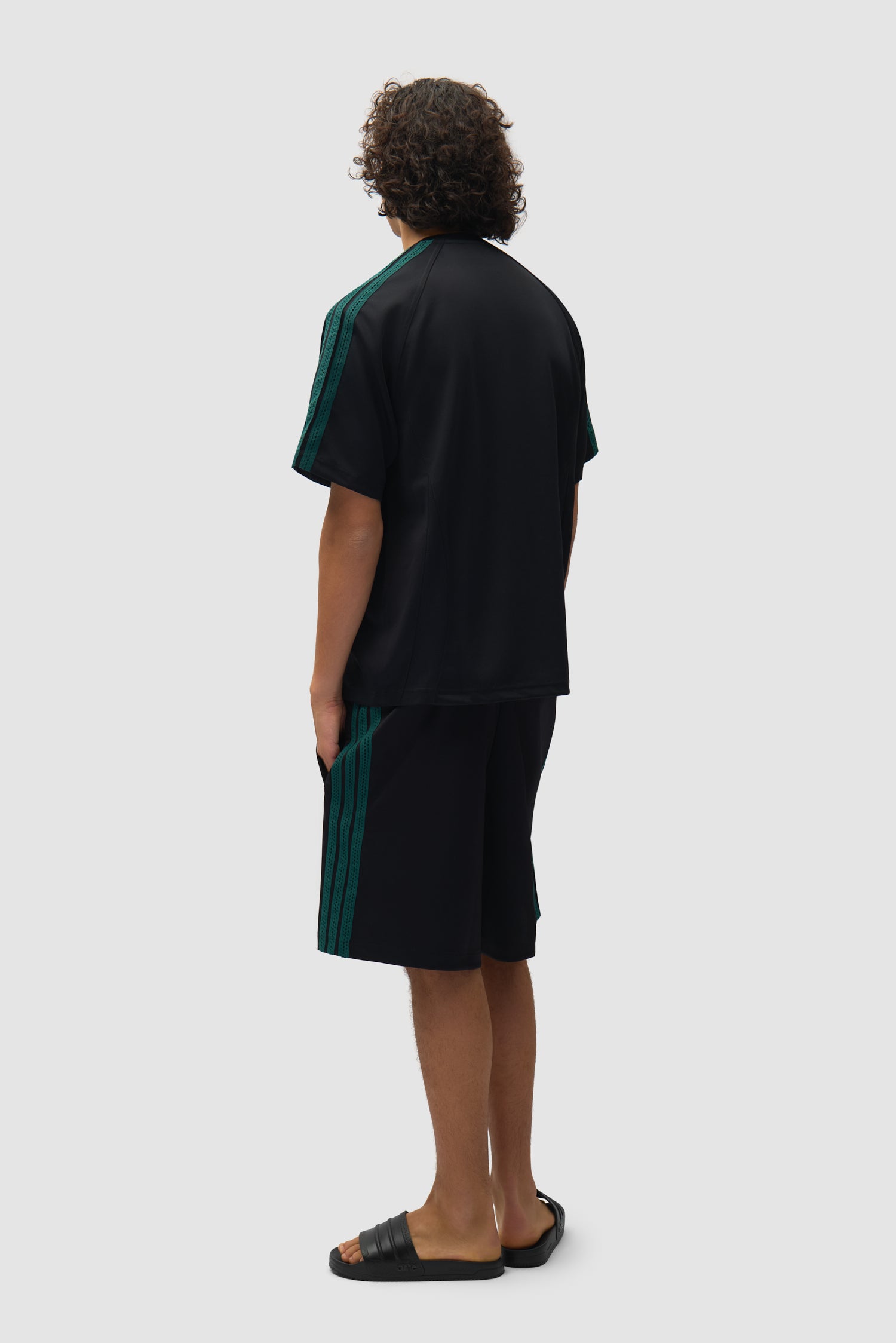 Arte pour adidas Maillot noir porté par un mannequin, vue arrière intégrale