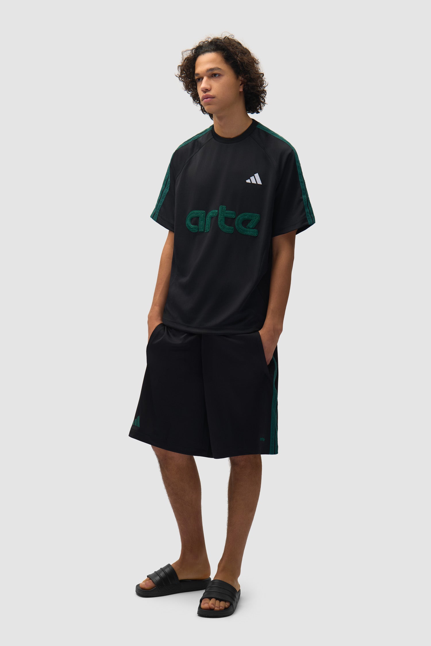 Arte pour adidas Short noir porté par un mannequin, vue de profil en pied