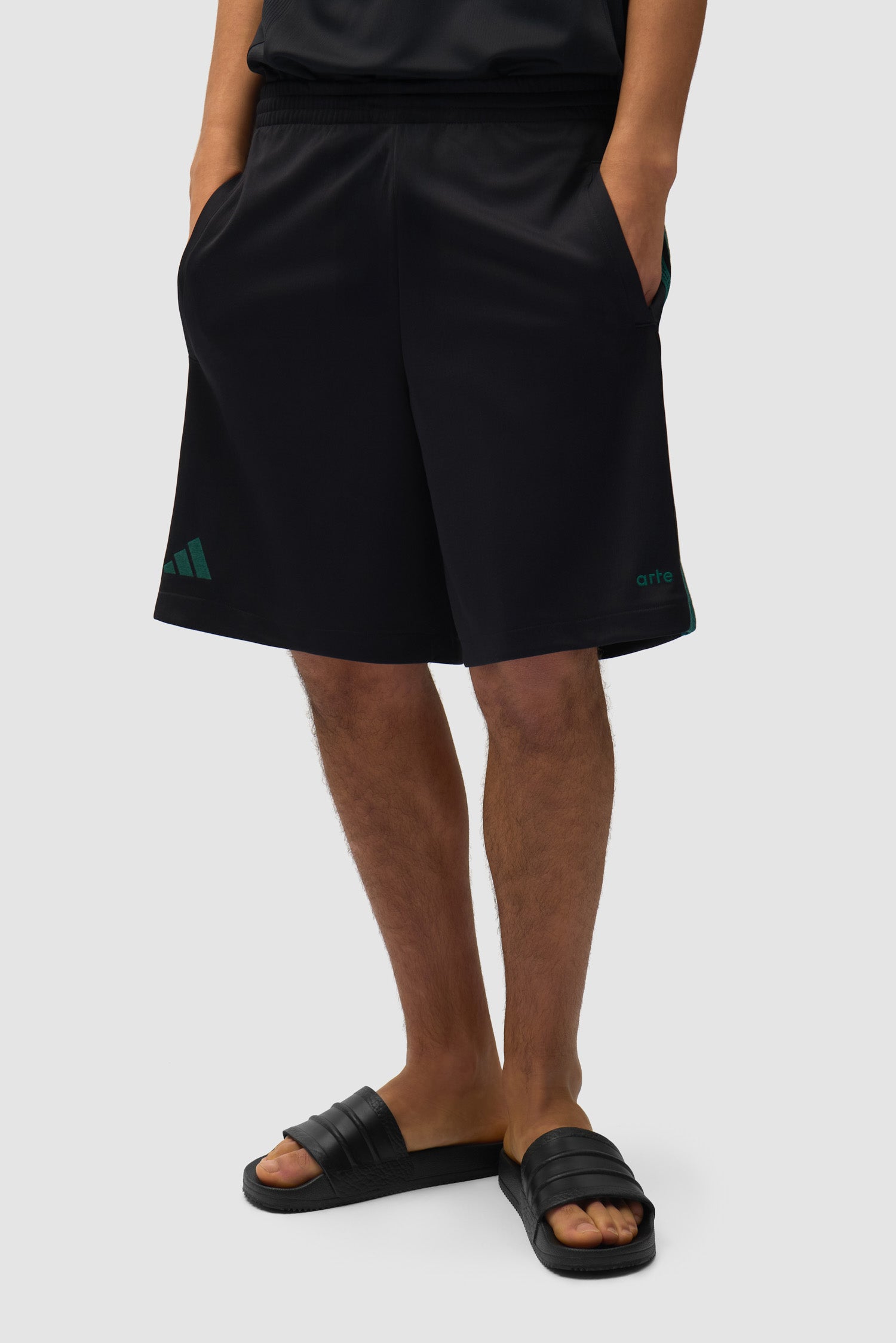 Arte pour adidas Short noir porté par un mannequin, vue de face en demi-corps