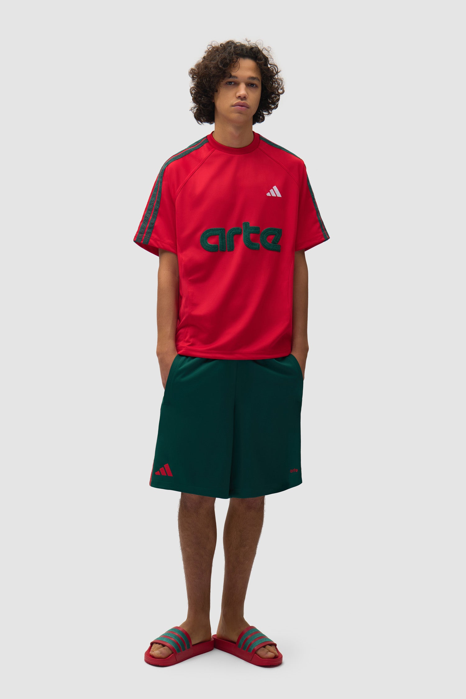Arte pour adidas Maillot en Better Scarlet porté par un mannequin, vue de face en pied