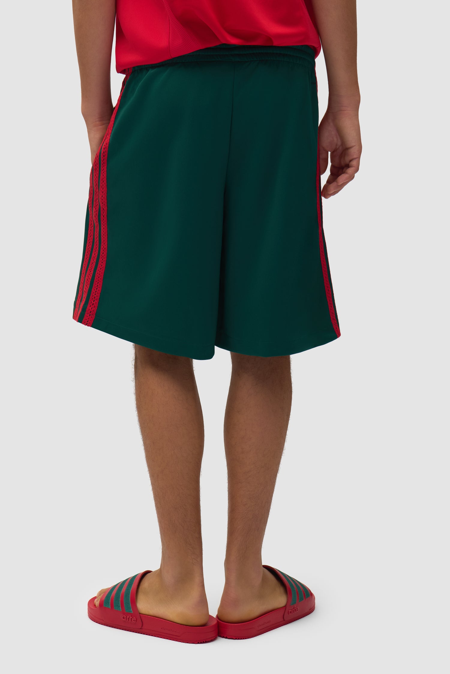 Arte pour adidas Short vert universitaire porté par un mannequin, vue de dos à mi-corps