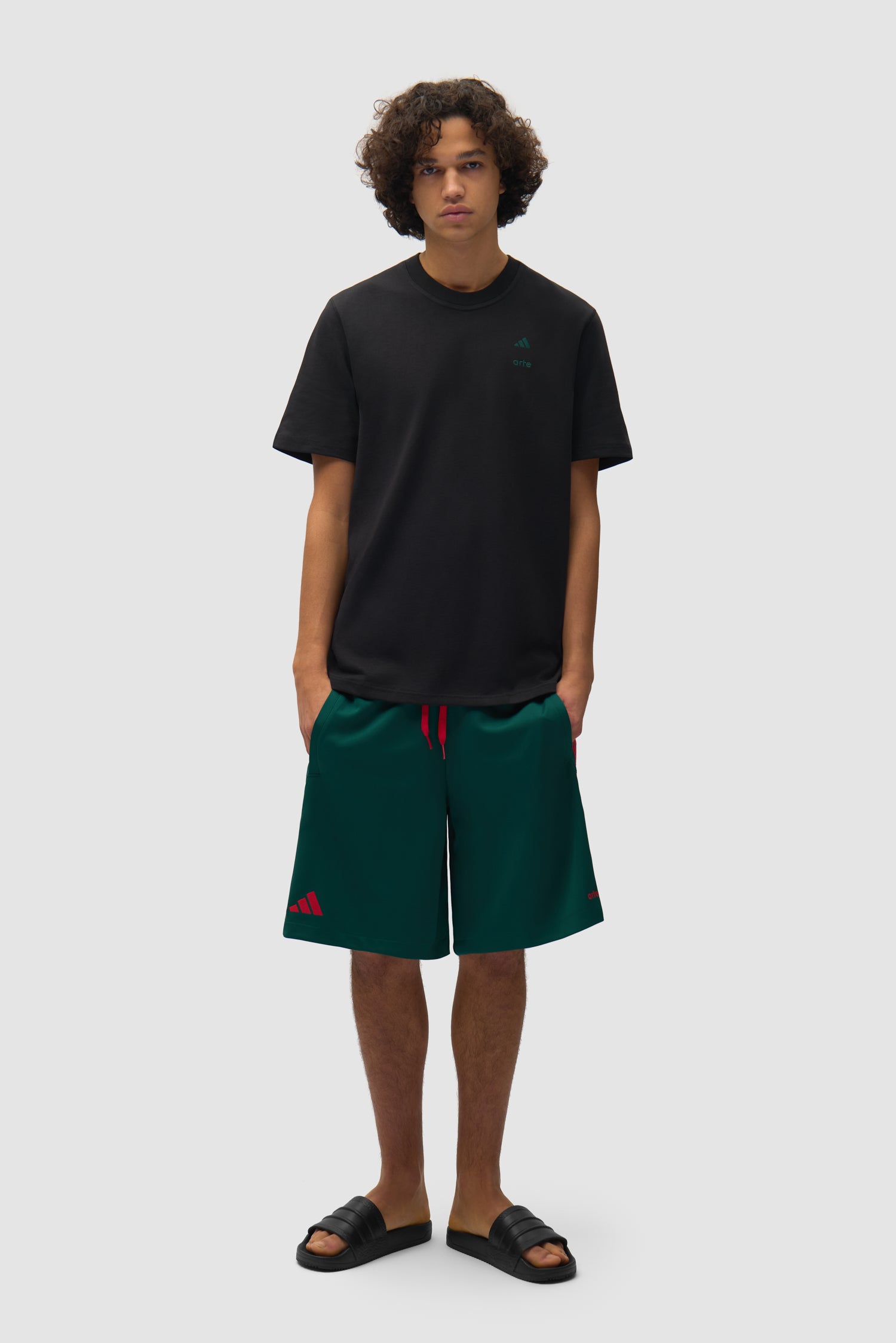 T-shirt Arte pour adidas noir porté par un mannequin, vue de face en pied