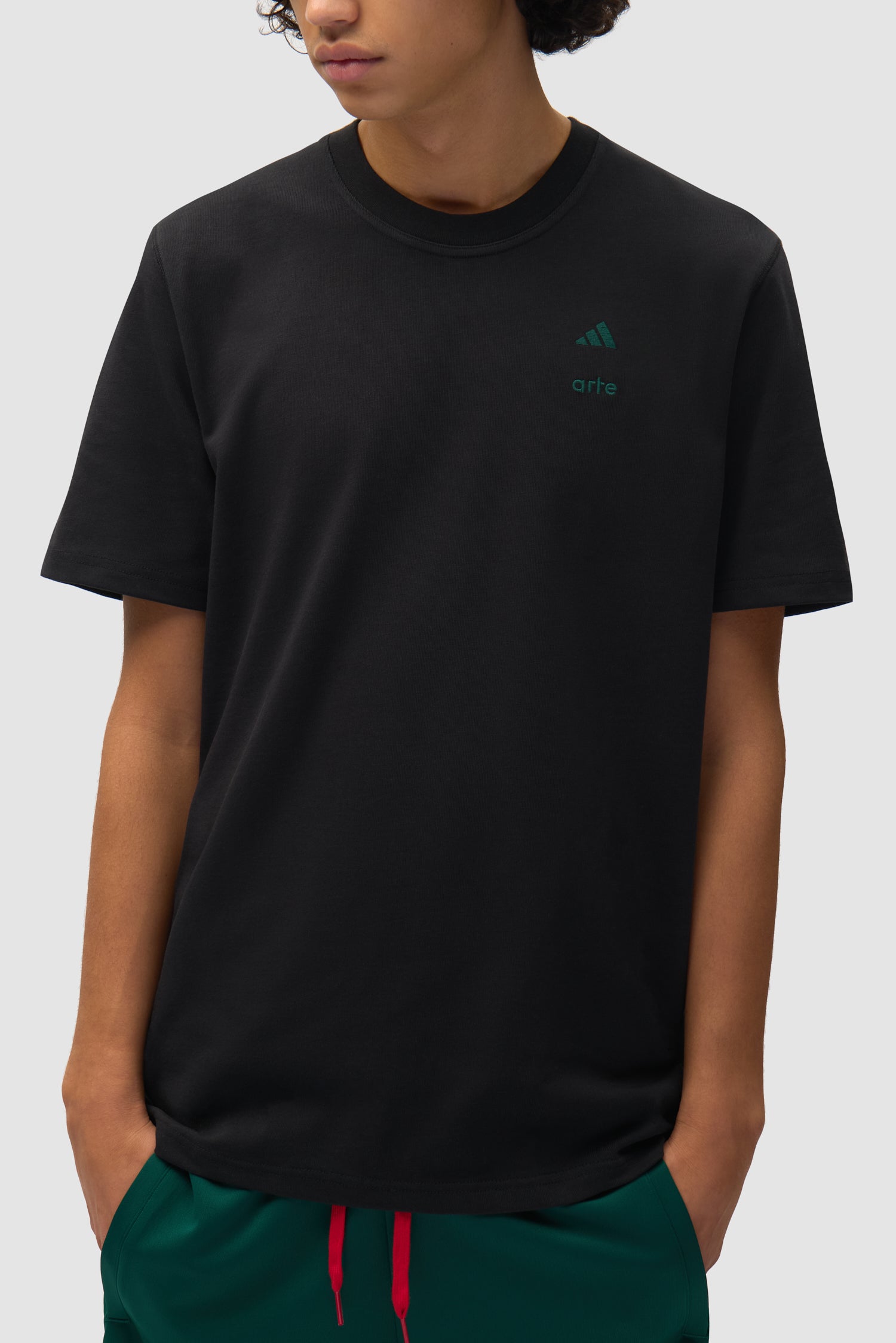 T-shirt Arte pour adidas noir porté par un mannequin, vue détaillée du haut du corps