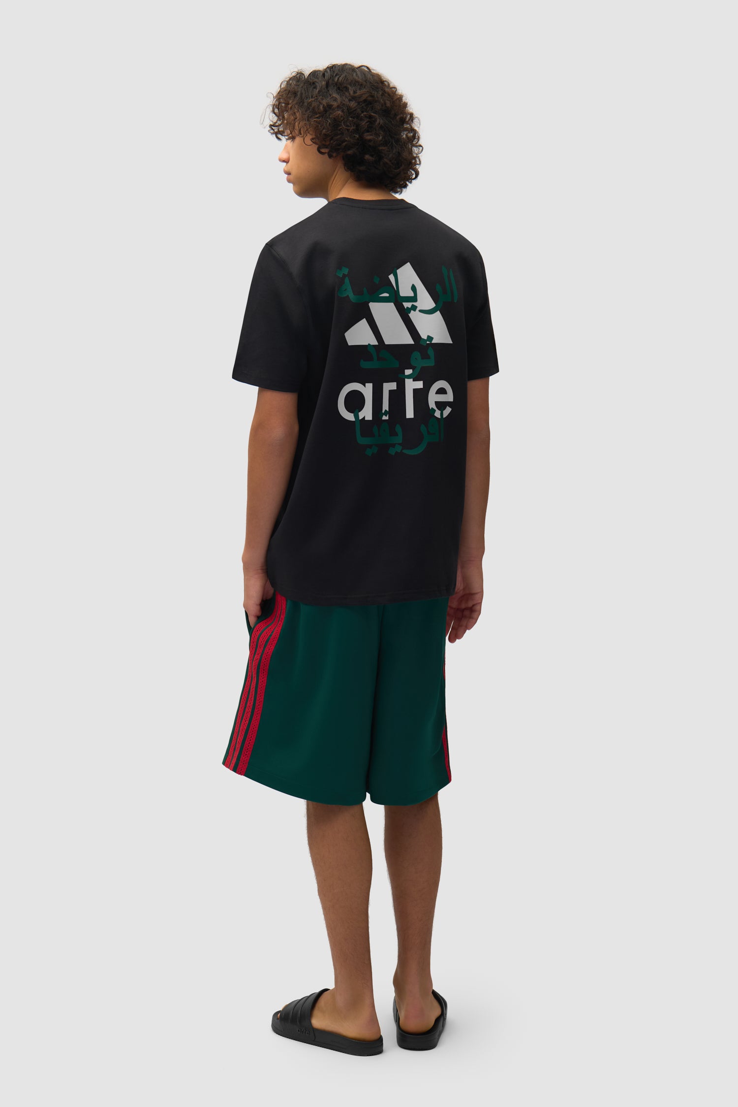 T-shirt Arte pour adidas noir porté par un mannequin, vue arrière intégrale