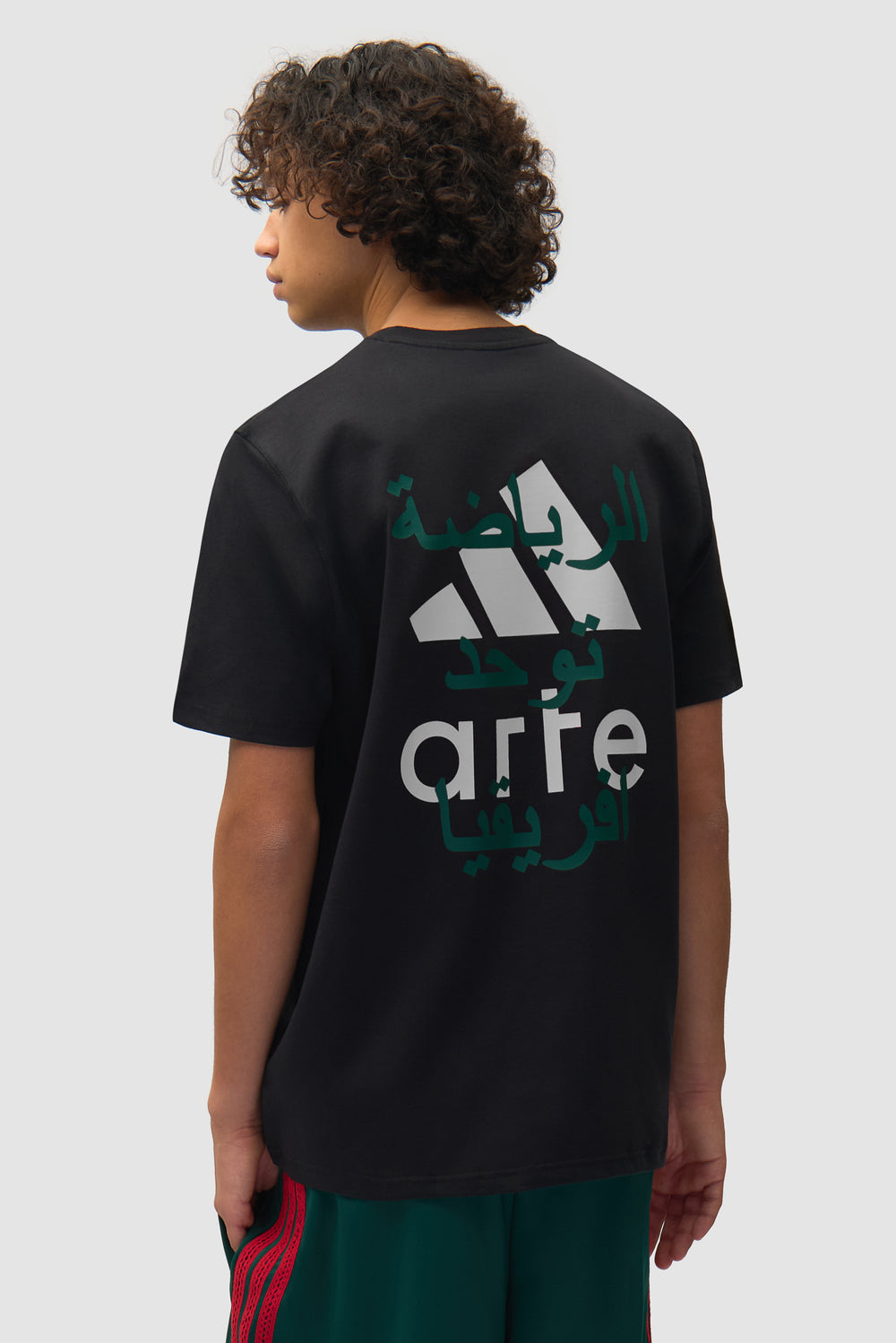 T-shirt Arte pour adidas noir porté par un mannequin, vue de dos à mi-corps