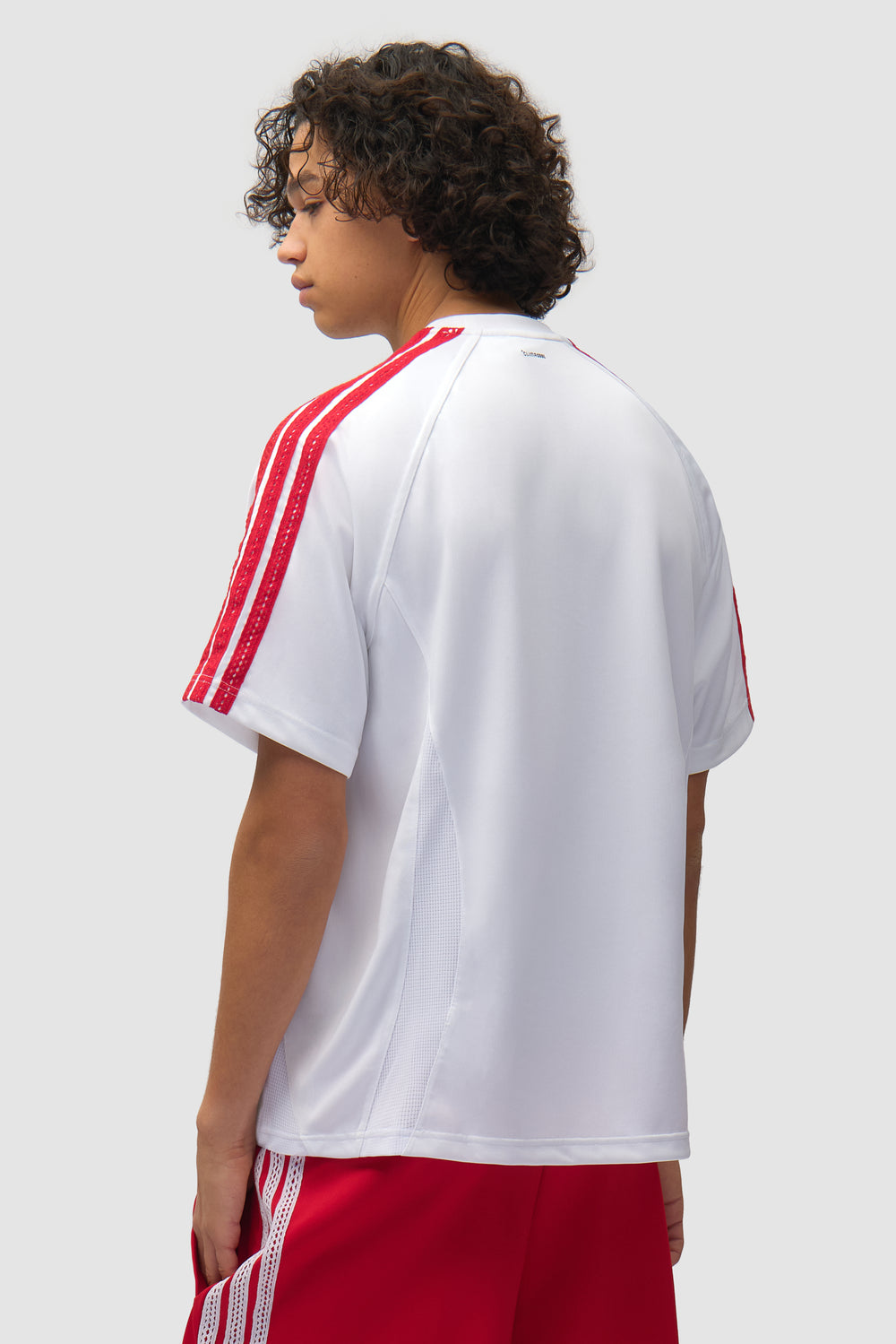 Arte pour adidas Maillot blanc porté par un mannequin, vue de dos à mi-corps