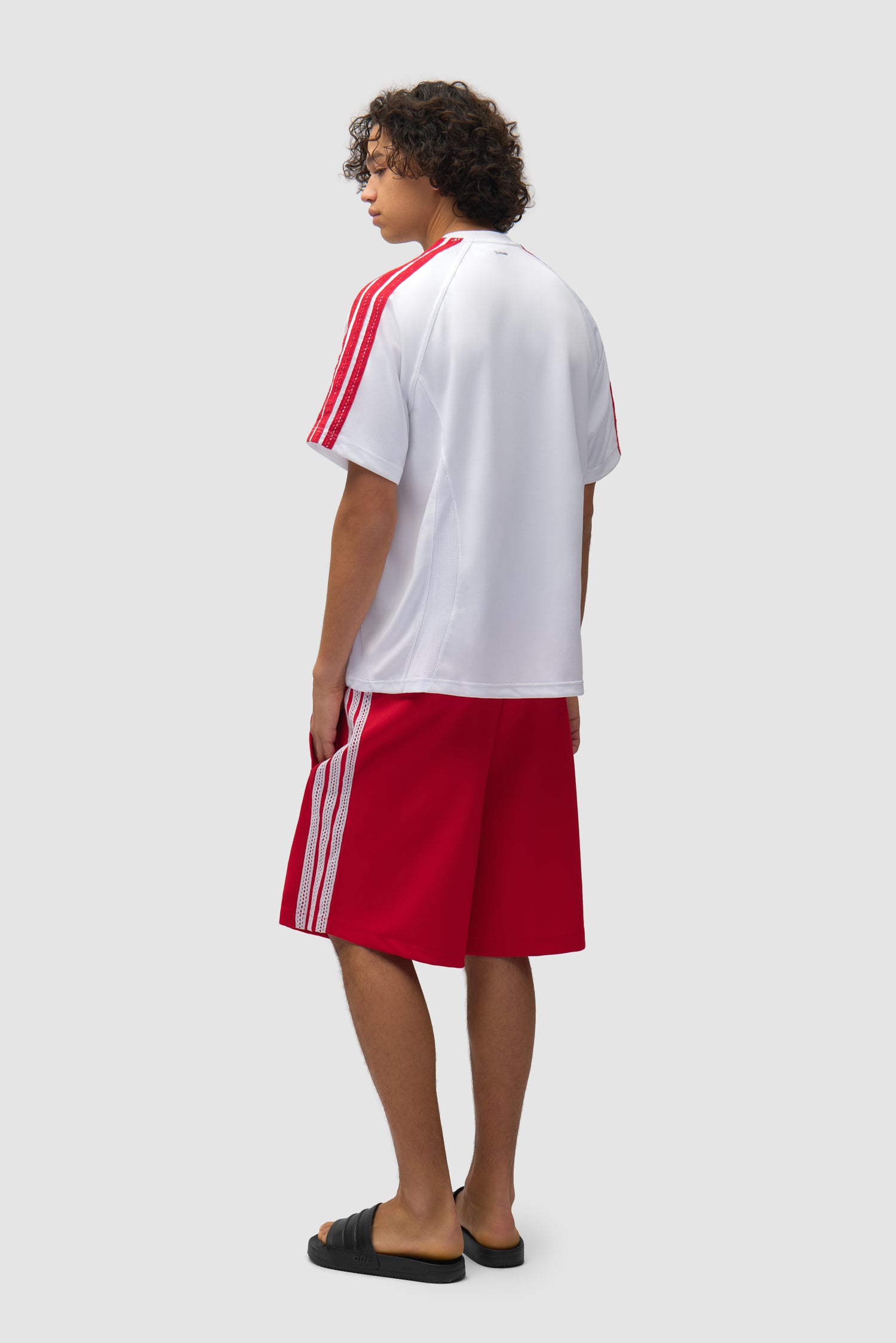 Arte pour adidas Maillot blanc porté par un mannequin, vue arrière en pied