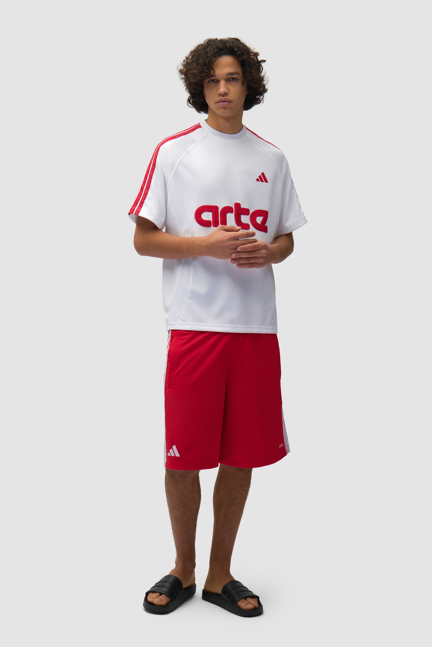 Short Arte pour adidas en Better Scarlet porté par un mannequin, vue de face en pied