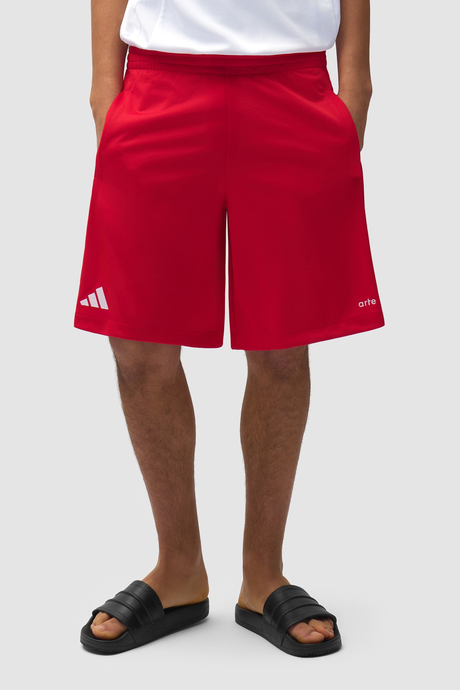 Short Arte pour adidas en Better Scarlet porté par un mannequin, vue de face en demi-corps