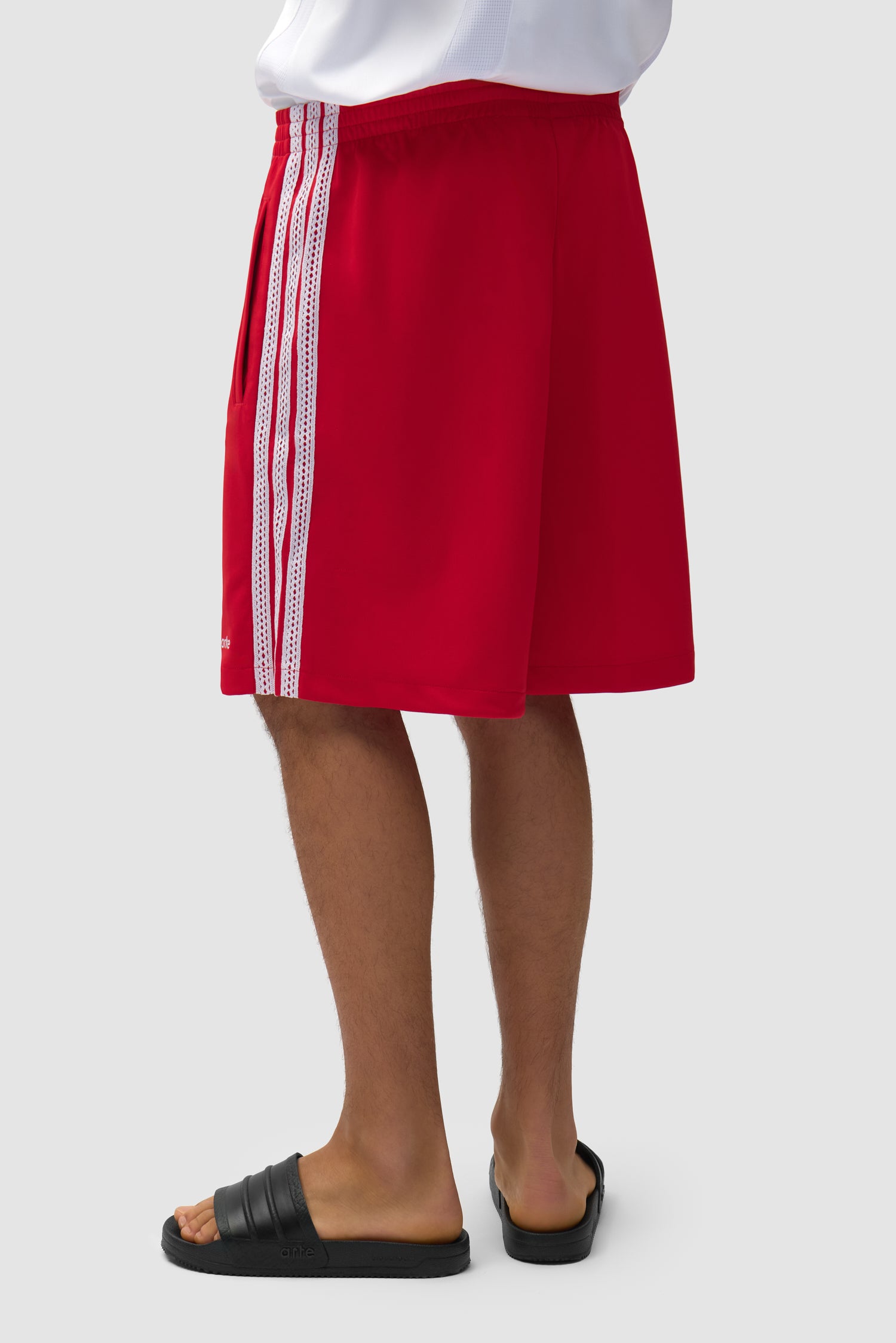 Short Arte pour adidas en Better Scarlet porté par un mannequin, vue de dos à mi-corps