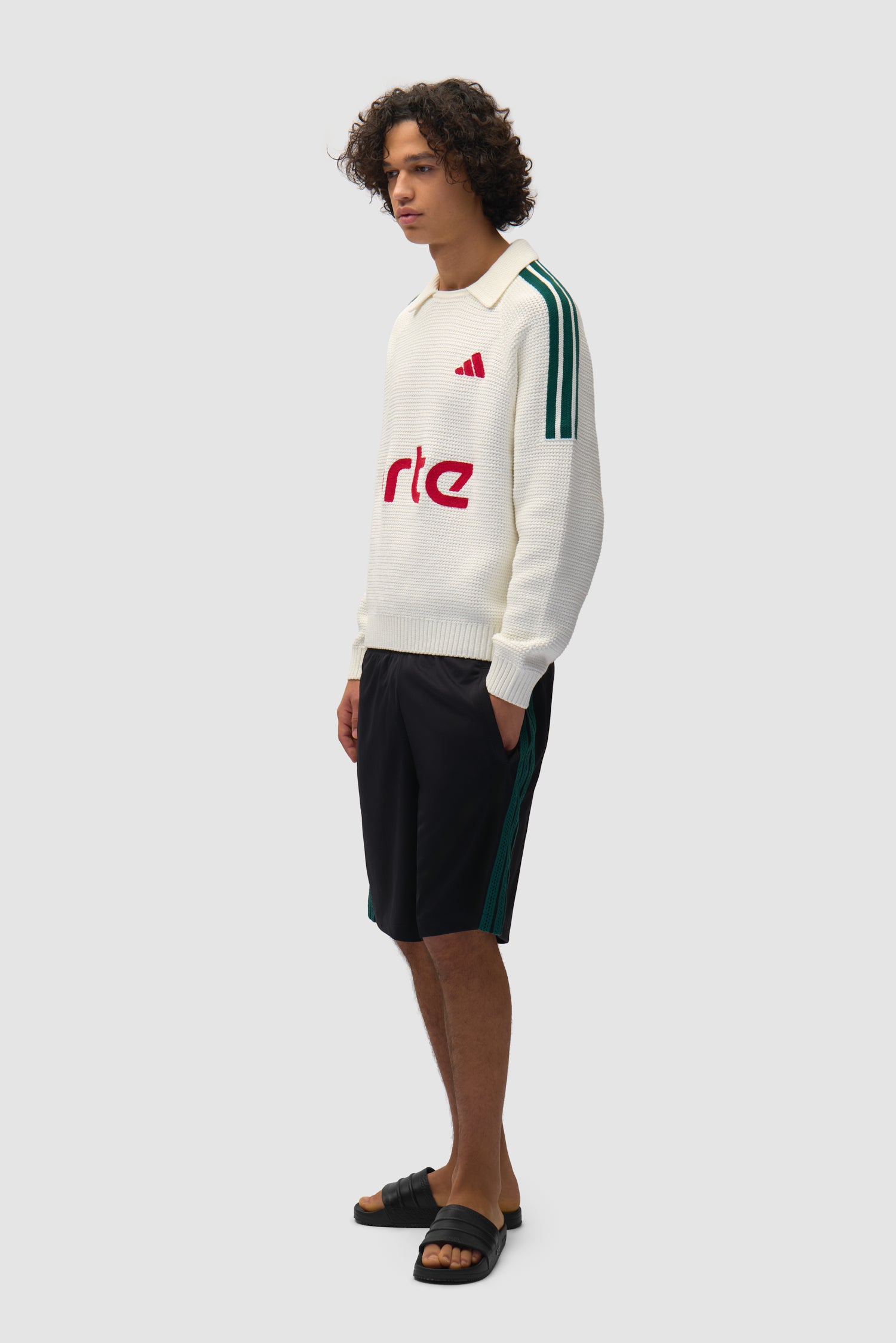 Arte pour adidas Knit LS JSY en blanc/vert universitaire porté par un mannequin, vue de profil en pied